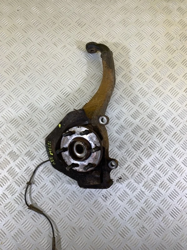 Кулак поворотный левый Nissan Navara (D40) 2004-2015 2009