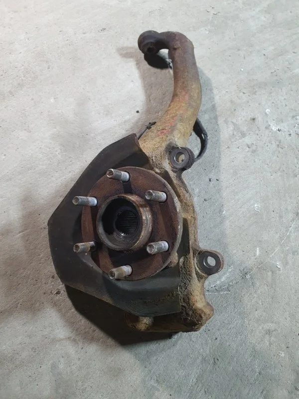 Кулак поворотный левый Nissan Pathfinder (R51M) 2004-2013 Внедорожник