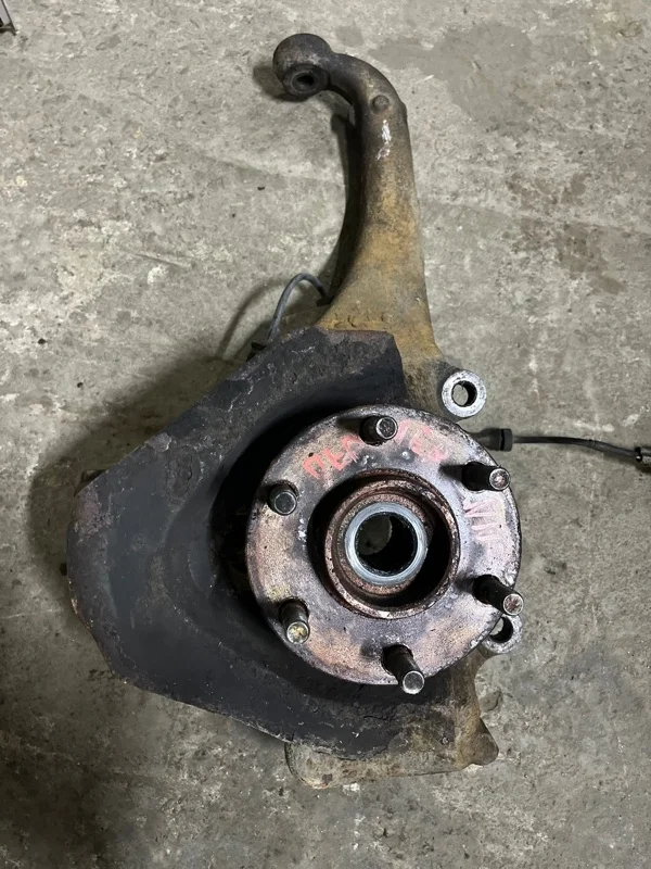 Кулак поворотный левый Nissan Navara (D40) 2004-2015 2007 Пикап