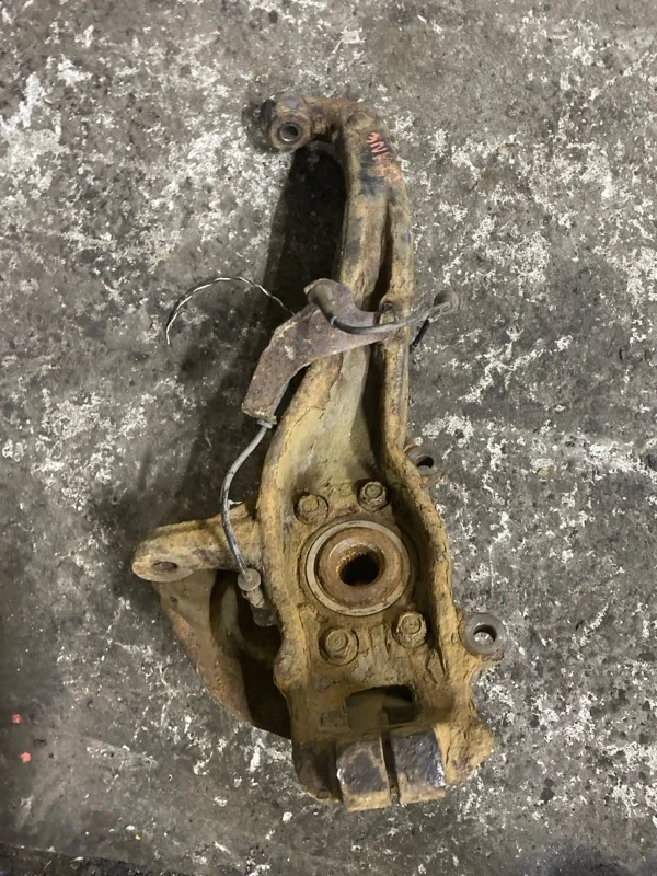 Кулак поворотный правый Nissan Navara (D40) 2004-2015 2011