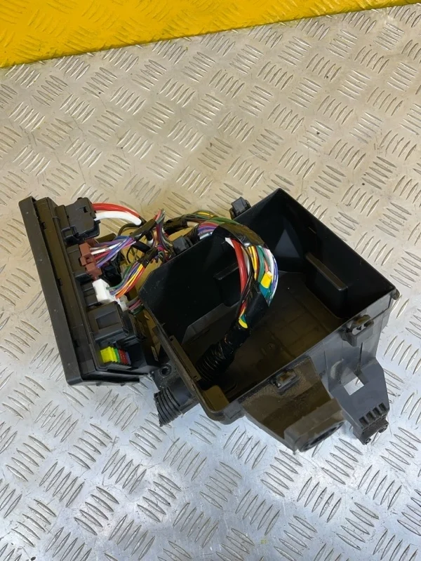 Блок реле Nissan Navara (D40) 2004-2015 2013 Пикап