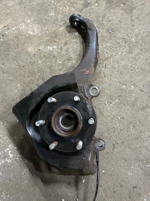 Кулак поворотный левый Nissan Pathfinder (R51M) 2004-2013 2006 Внедорожник