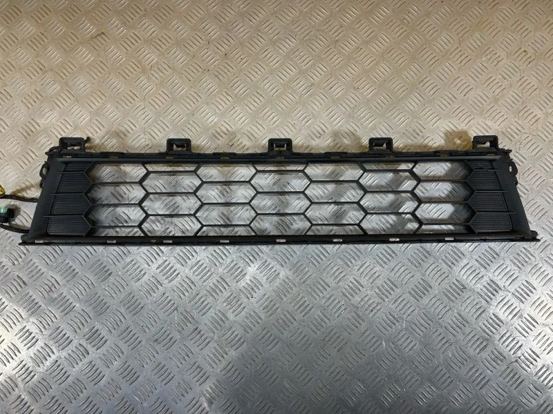 Решетка в бампер центральная Mitsubishi L200 (2015-2022) 2018 6402A351 2.4 D 4N15