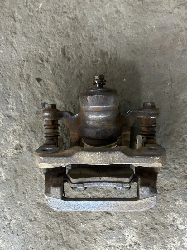 Суппорт задний левый Nissan Pathfinder (R51M) 2004-2013 2007 44011EB30A 2.5 D YD25DDTI