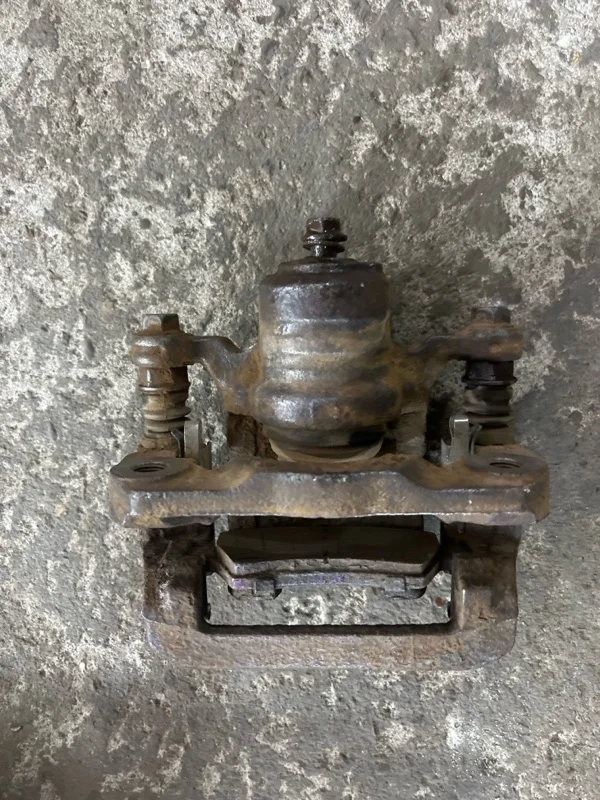 Суппорт задний правый Nissan Pathfinder (R51M) 2004-2013 2007 44011EB30A 2.5 D YD25DDTI