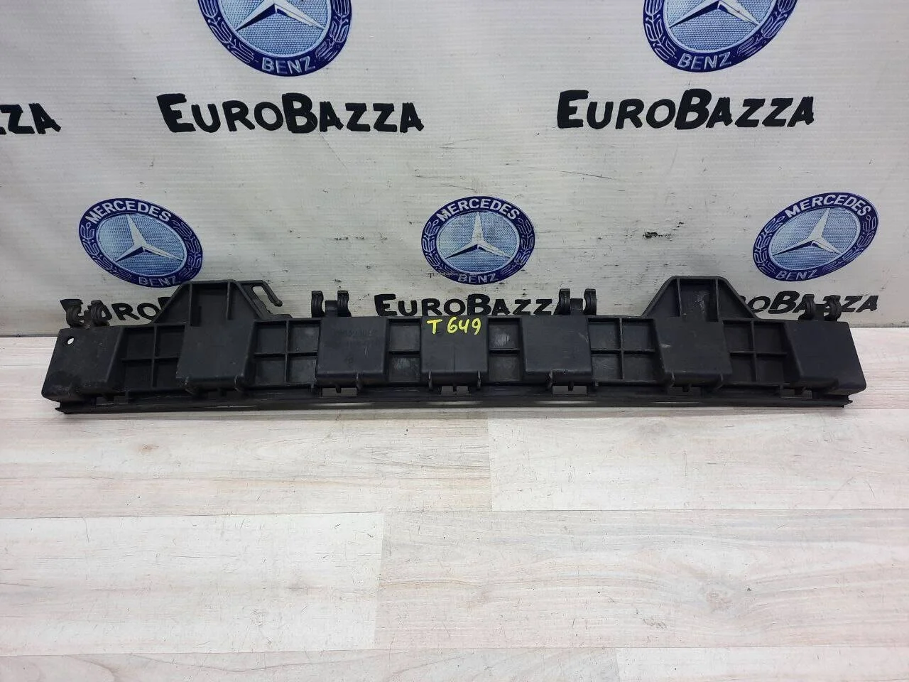 Кронштейн заднего бампера Mercedes W204
