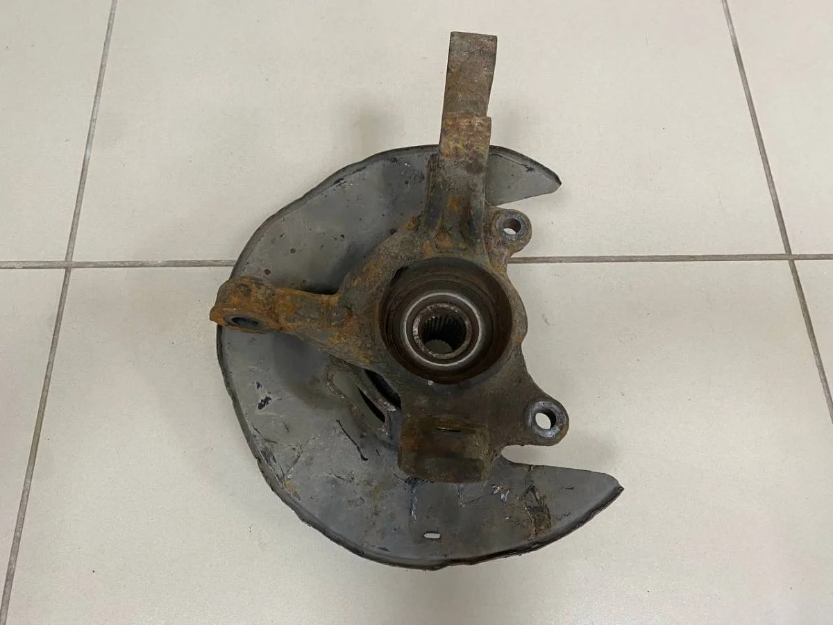 Кулак поворотный передний левый Toyota Corolla E120 2001-2007
