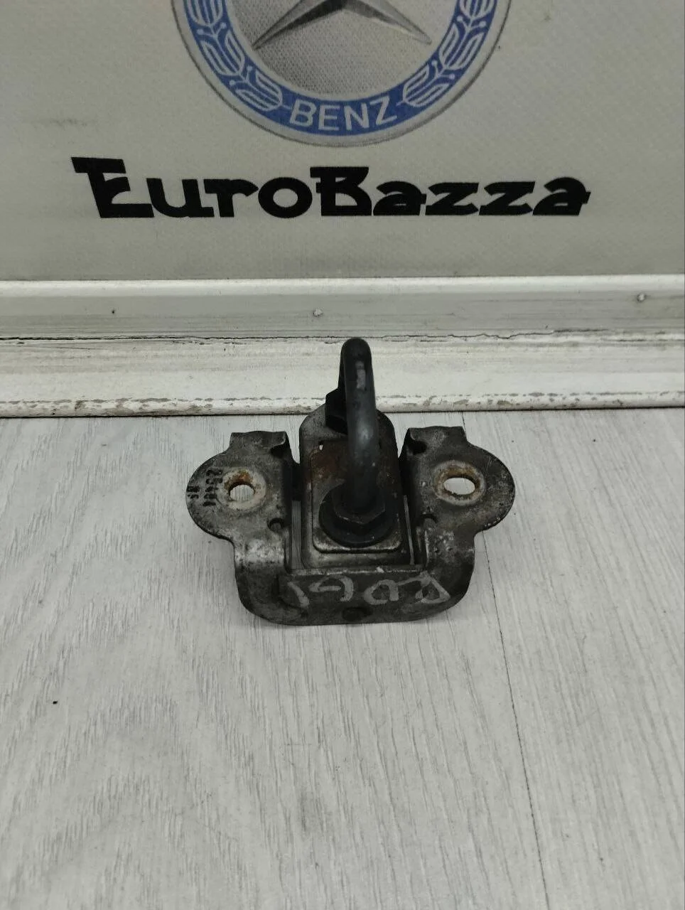 Ответная часть замка капота Mercedes R171