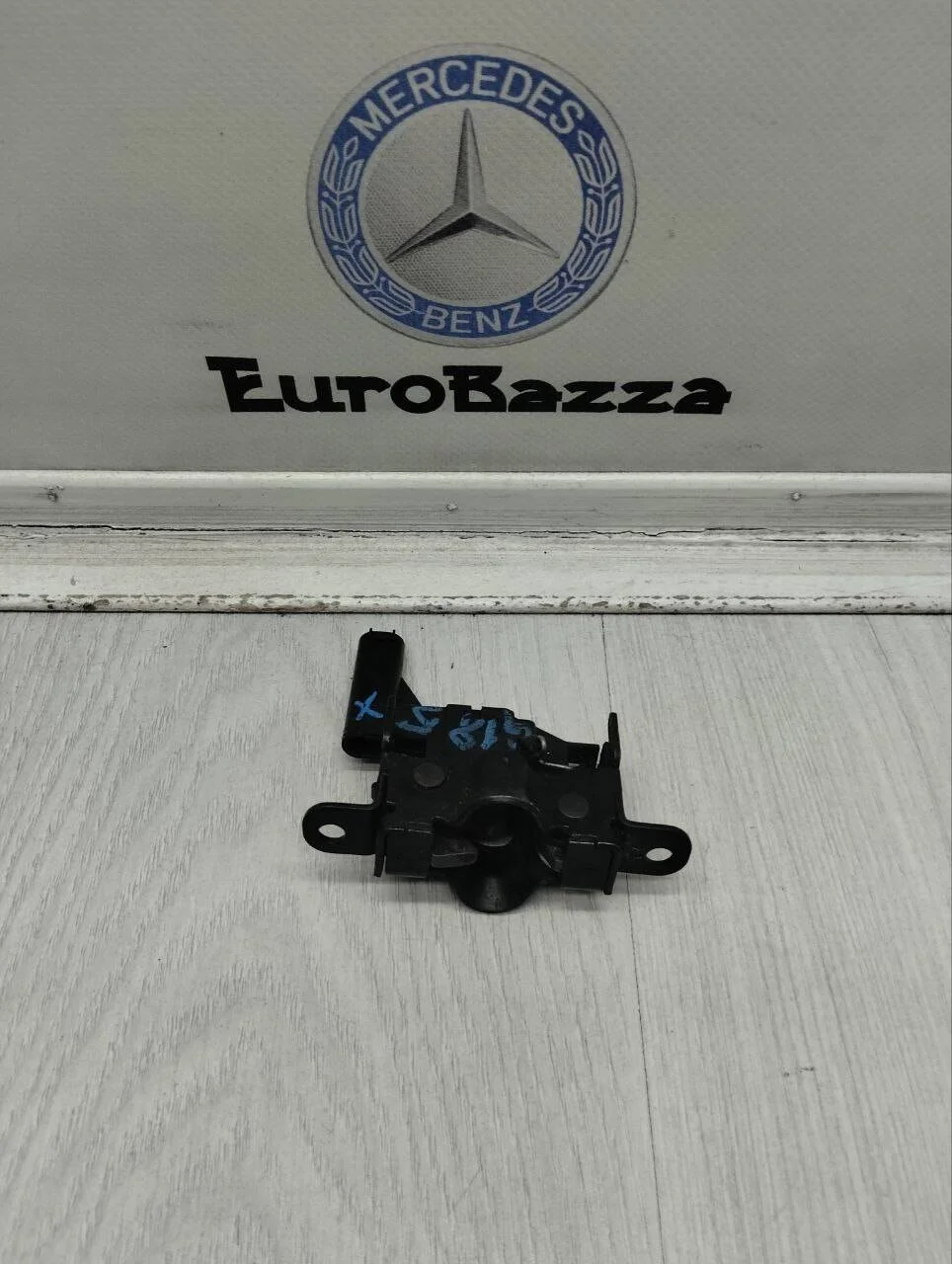 Замок капота Mercedes W208