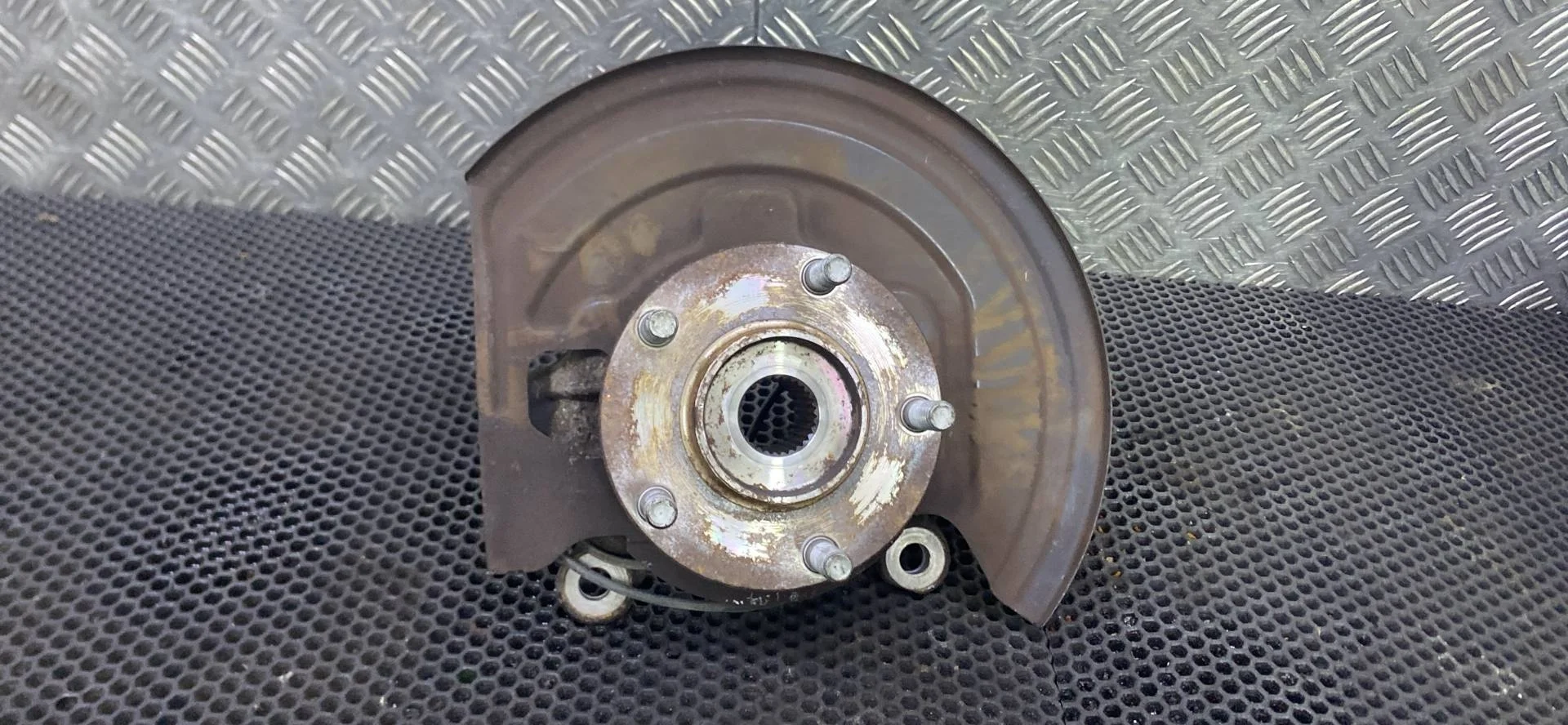 Кулак передний правый Nissan Juke F15 400141KK0A