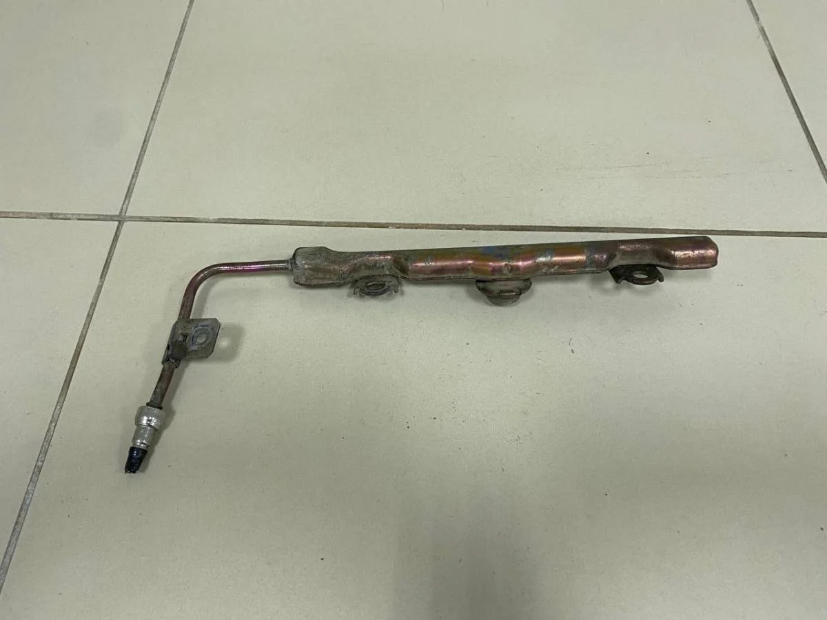 Рейка топливная рампа Toyota Corolla E120 2001-2007