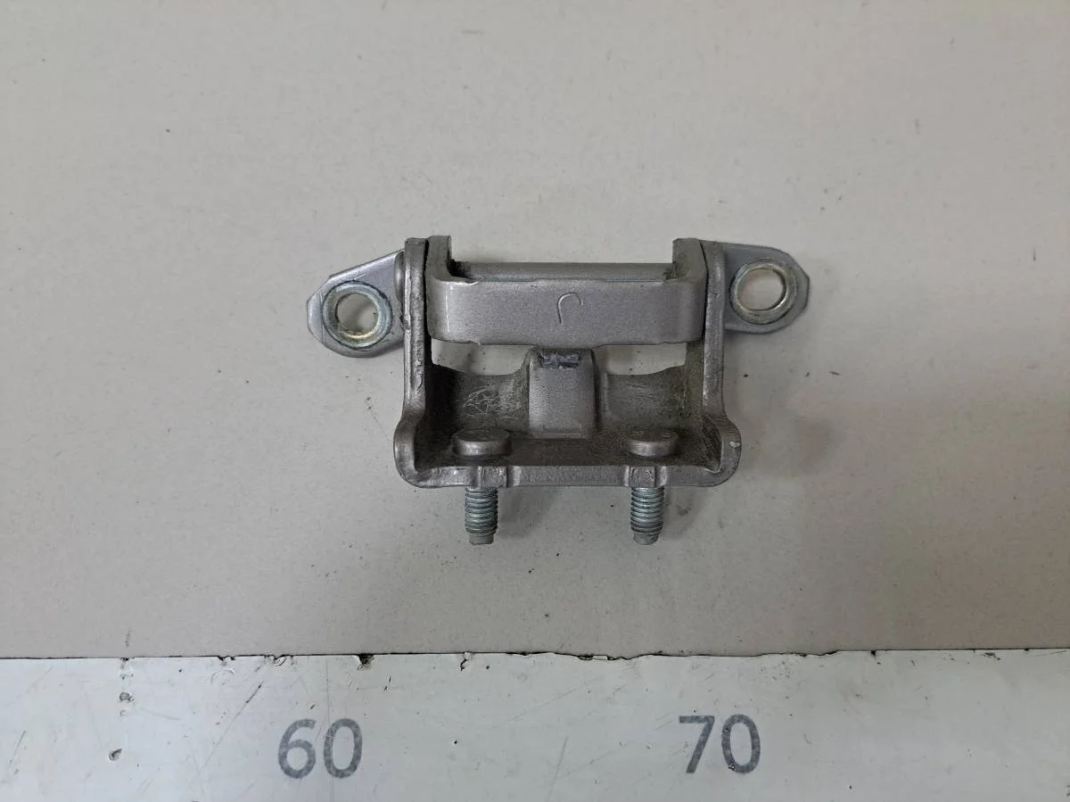 Петля двери задней левой верхняя Nissan Primera P12 2002-2007
