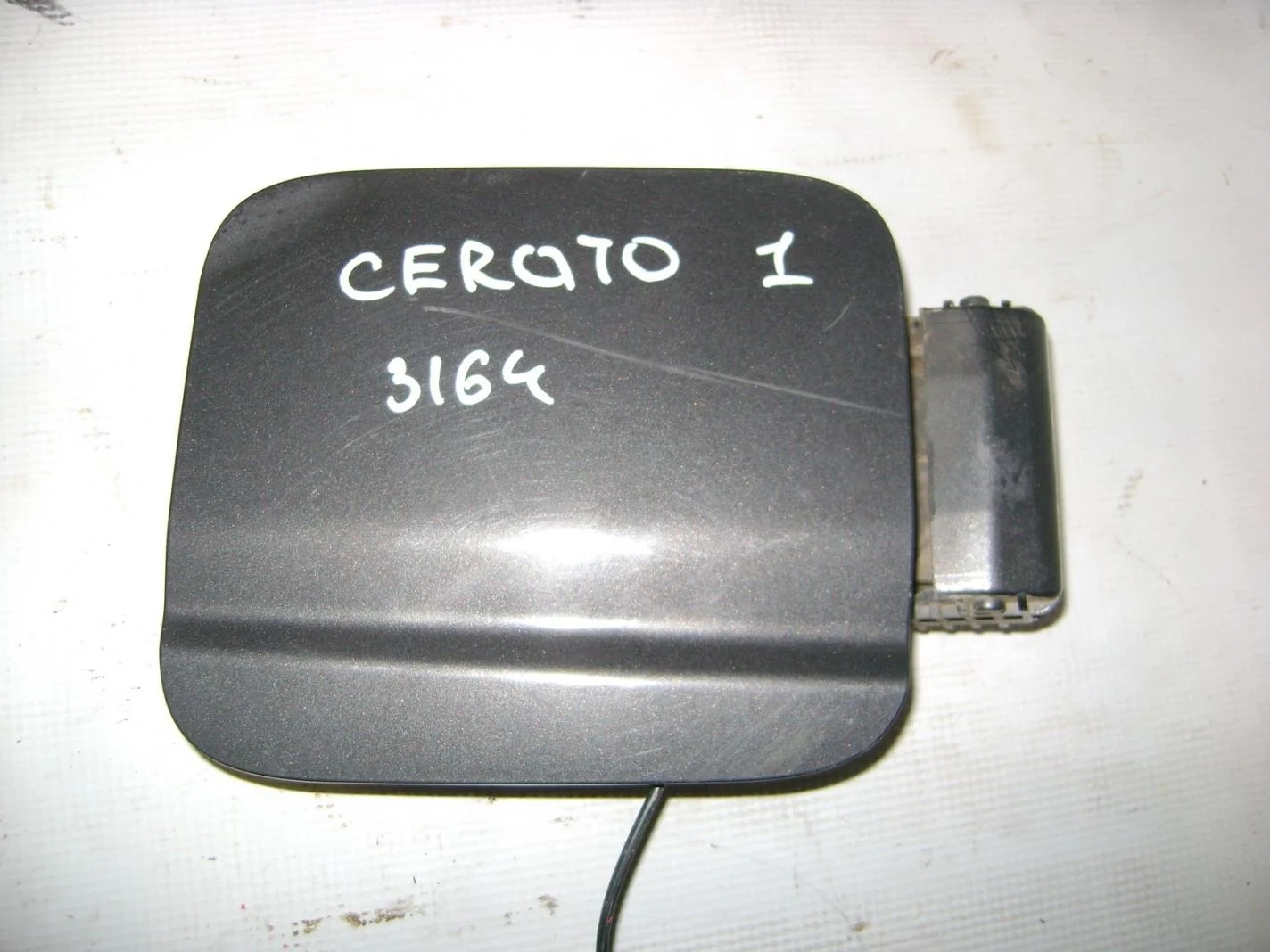 Лючок бензобака Kia Cerato I (LD) 2003-2008