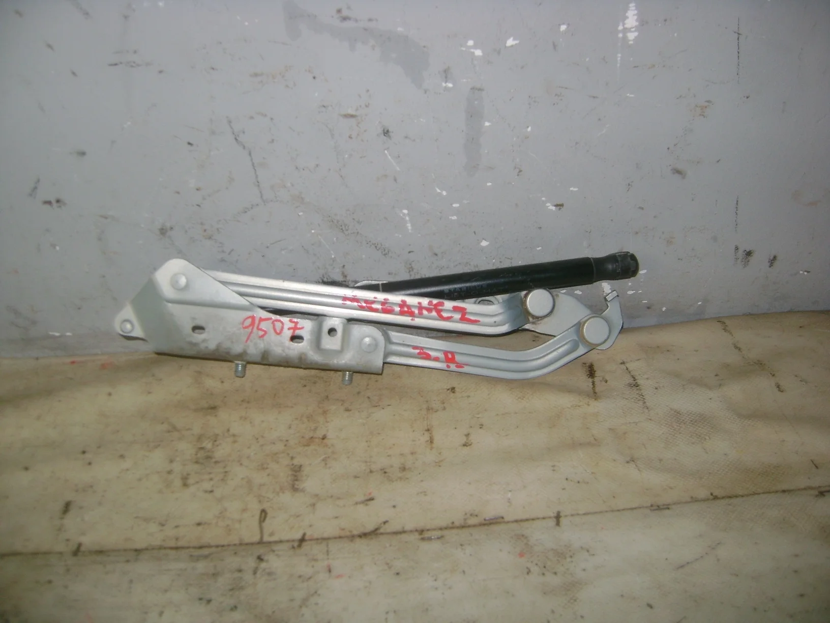 Петля крышки багажника Renault Megane II 2002-2009