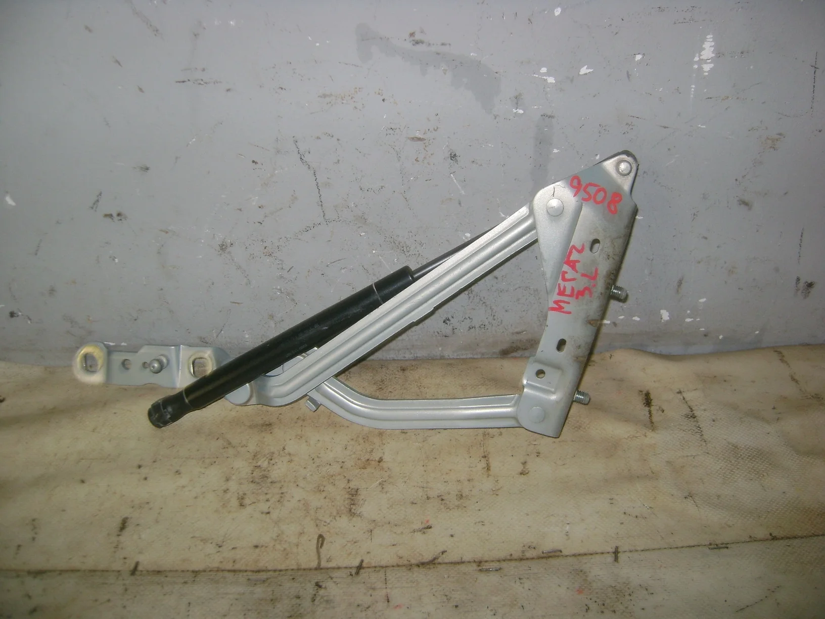 Петля крышки багажника Renault Megane II 2002-2009