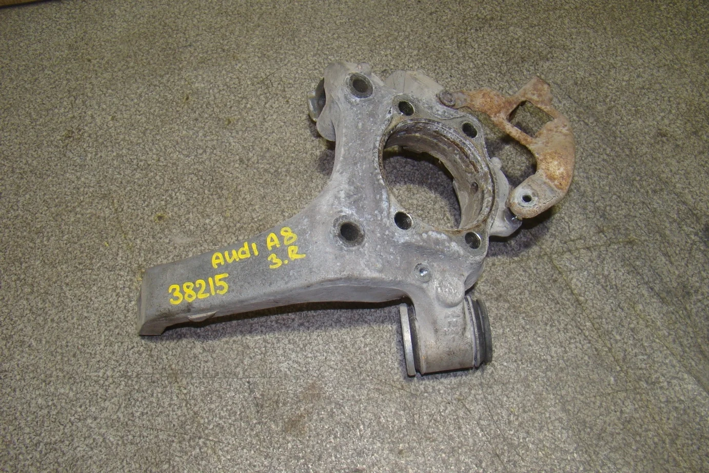 кулак поворотный Audi A8 (D3) 2002-2009