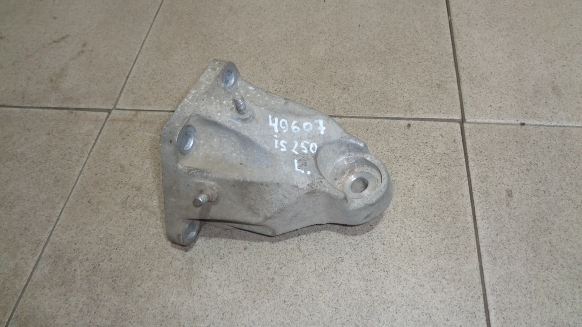 Кронштейн двигателя левый Lexus IS 200t/250/300/350 (XE30) 2013-2020