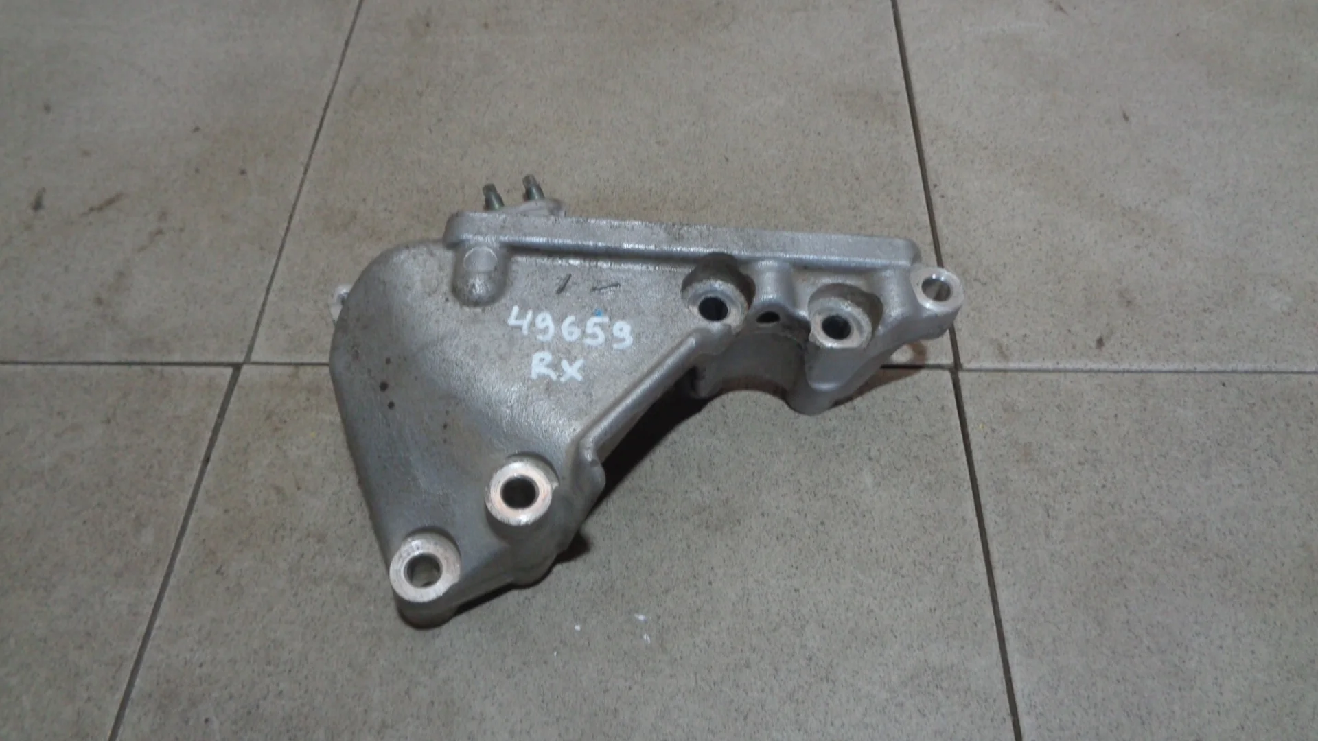 Кронштейн двигателя левый Lexus RX 300/330/350/400h (XU30) 2003-2008