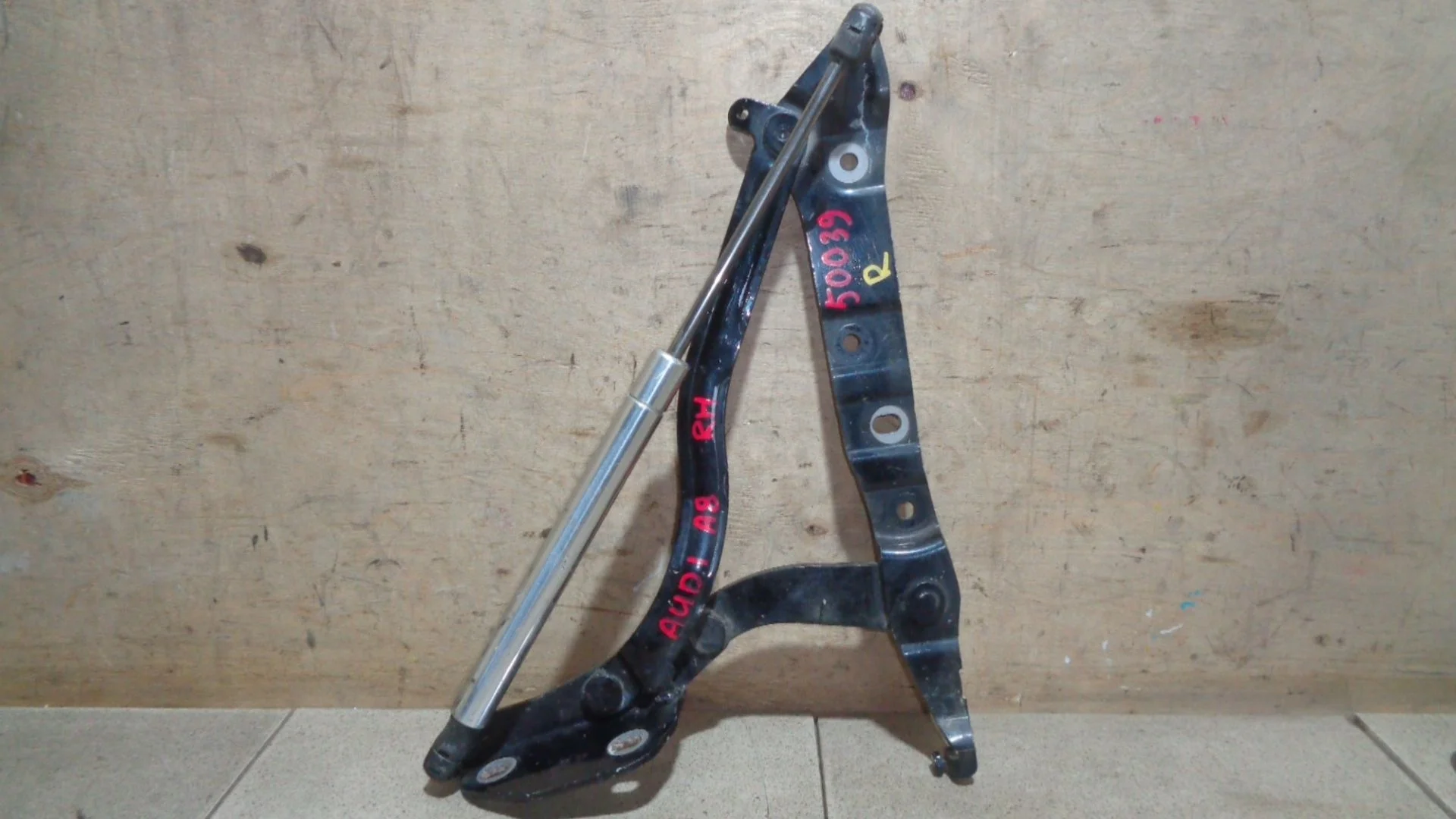 Петля крышки багажника Audi A8 (D3) 2002-2009