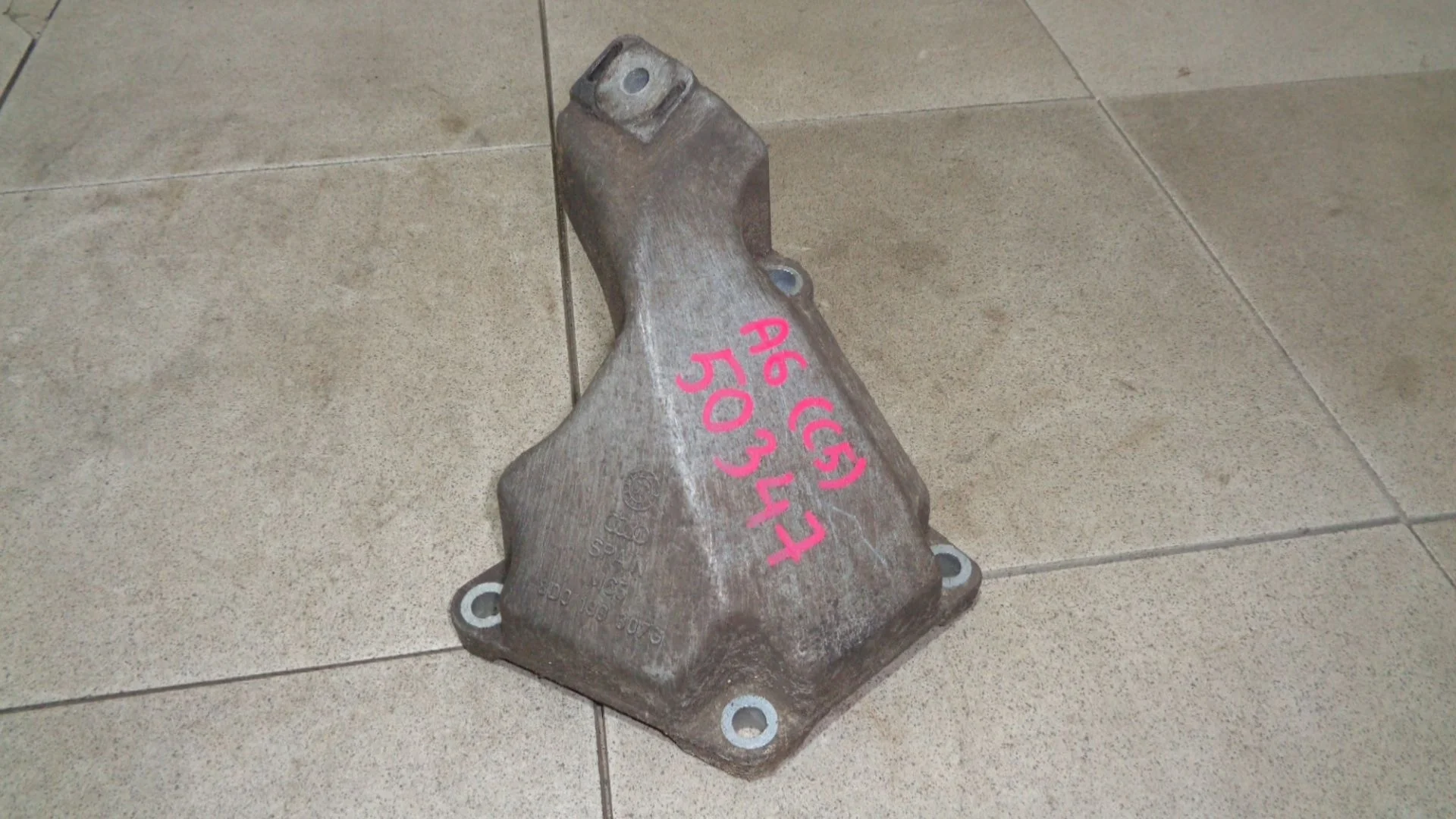 Кронштейн двигателя левый Audi A6 (C5) 1997-2004