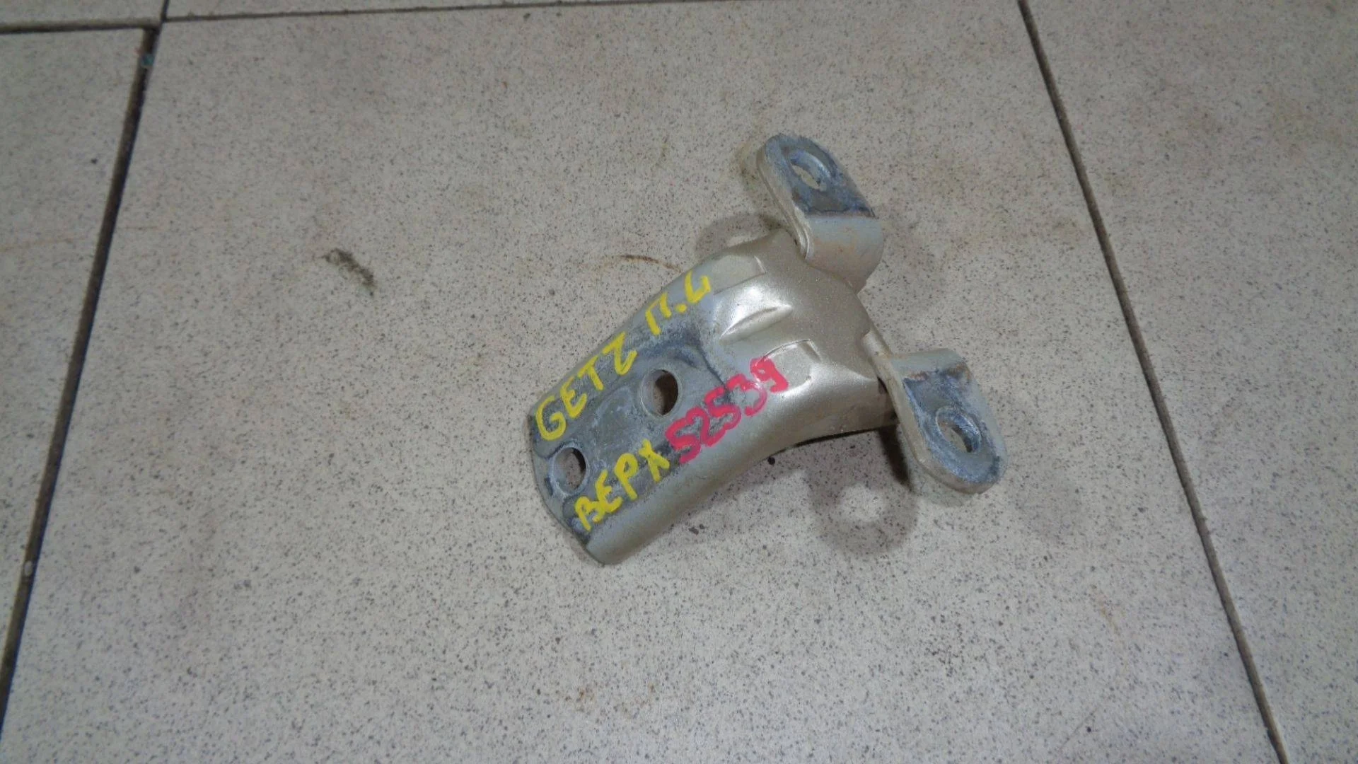 Петля двери передней левой верхняя Hyundai Getz 2002-2011