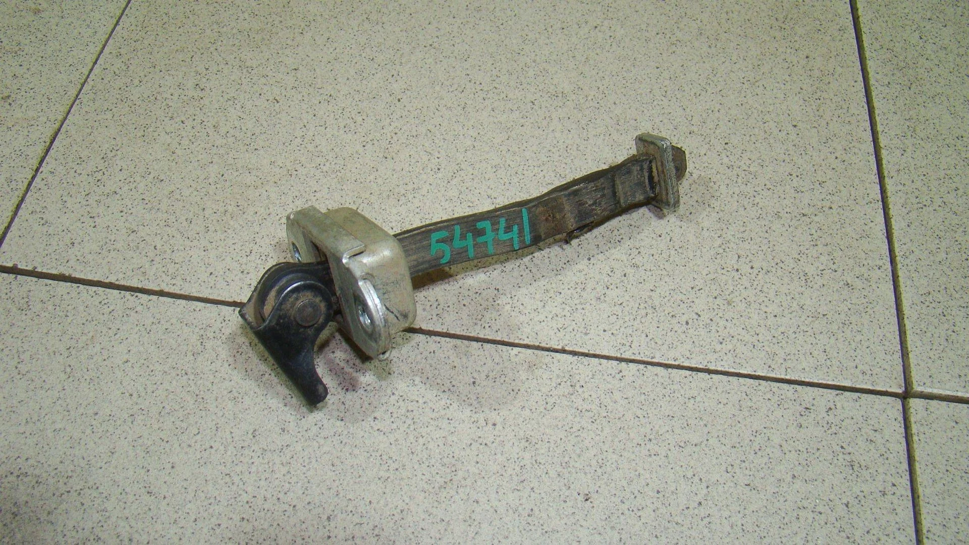 Ограничитель двери Nissan Qashqai (J10) 2006-2013