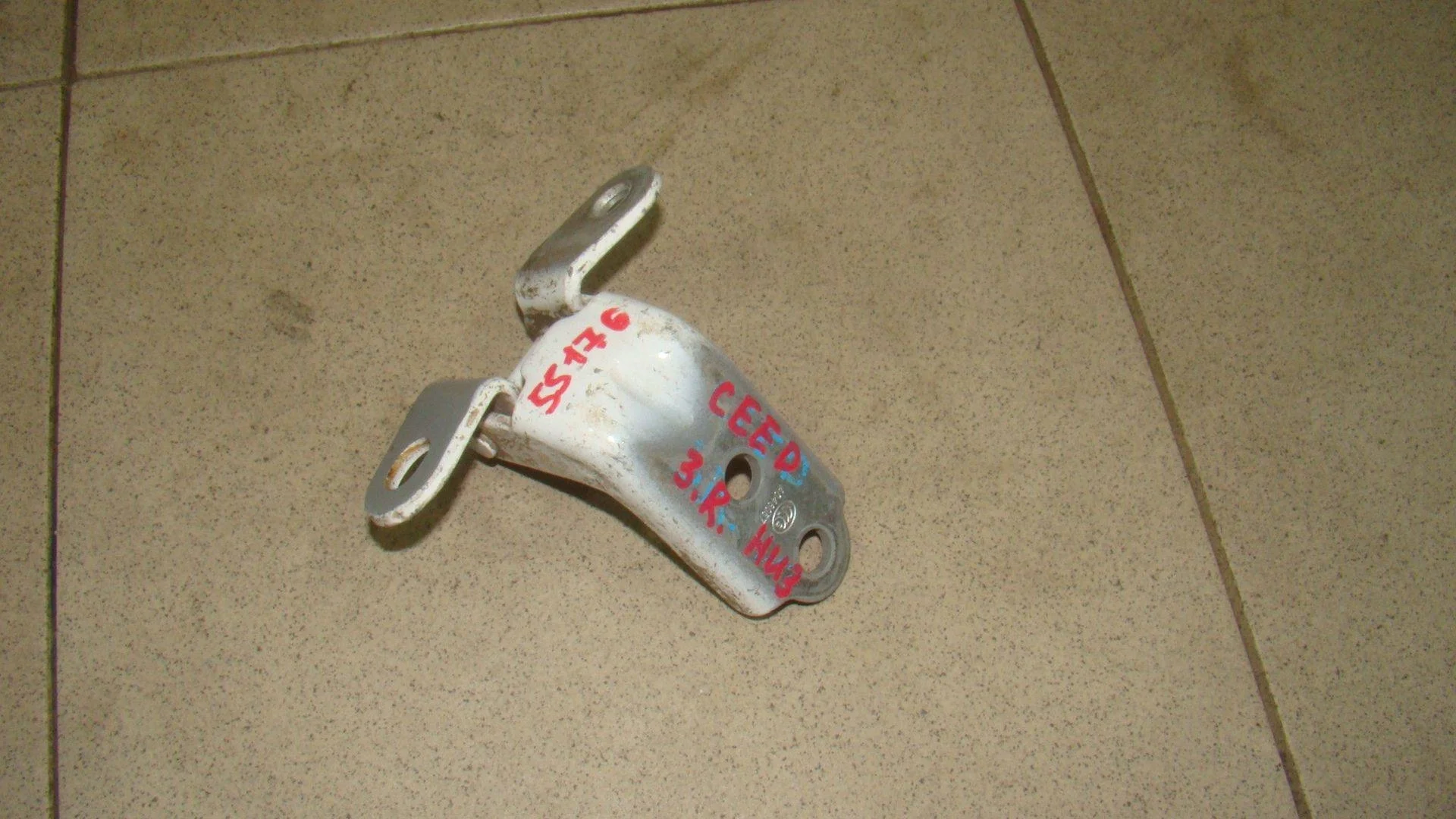 петля двери Kia Ceed I (ED) 2006-2012