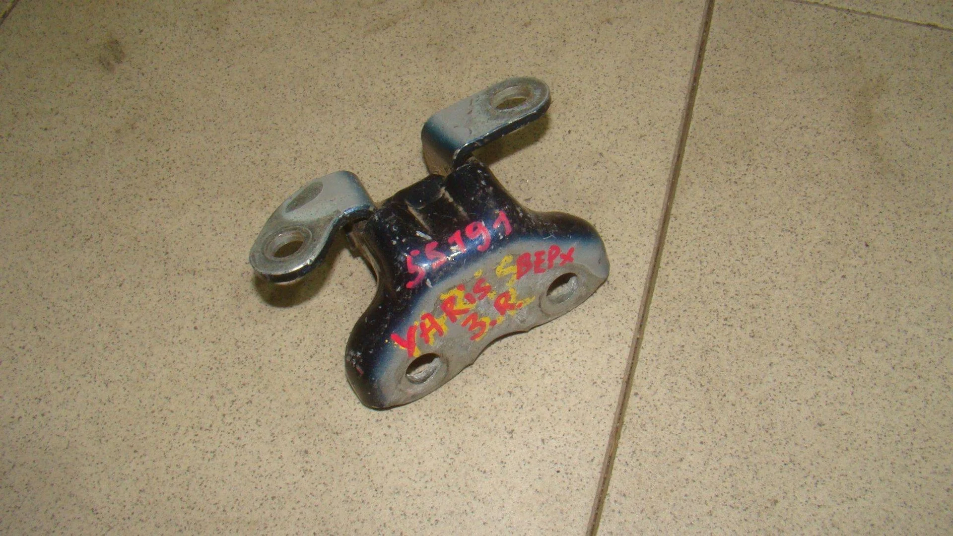петля двери Toyota Yaris (XP90) 2005-2013