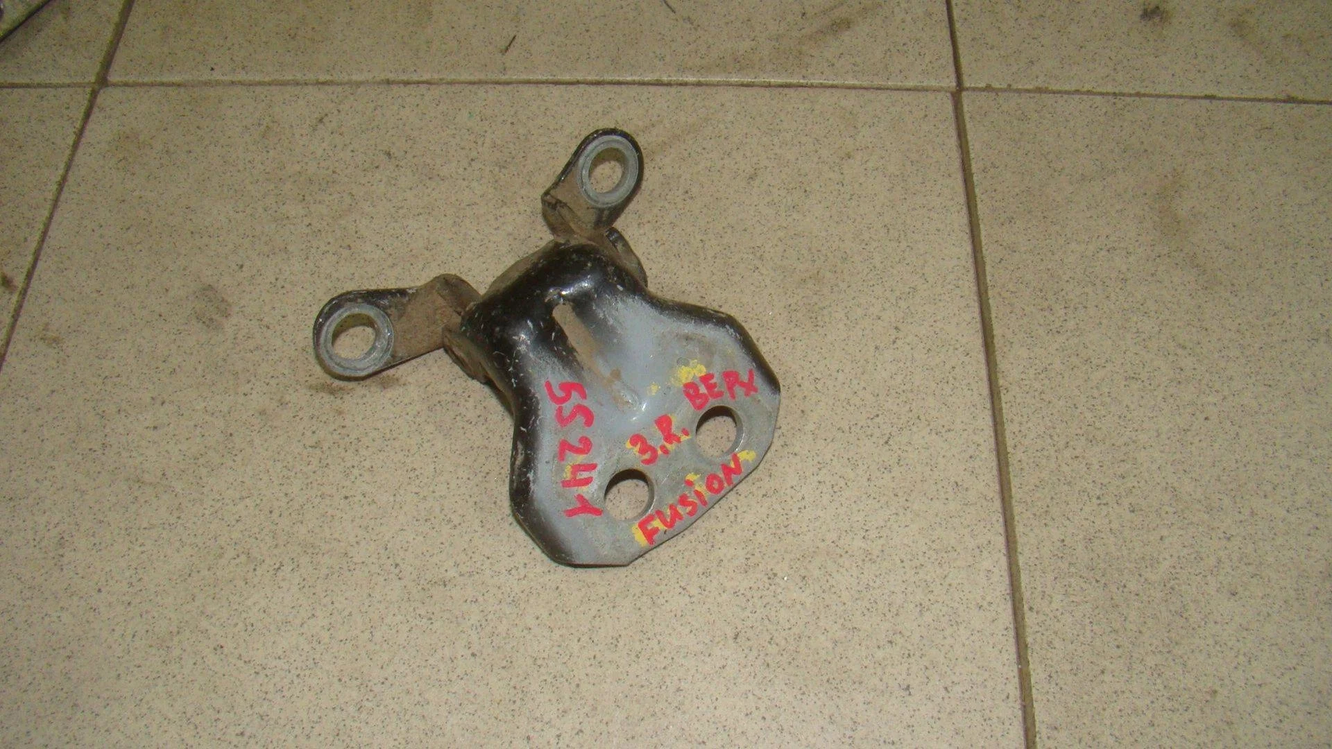Петля двери задней правой верхняя Ford Fusion 2002-2012