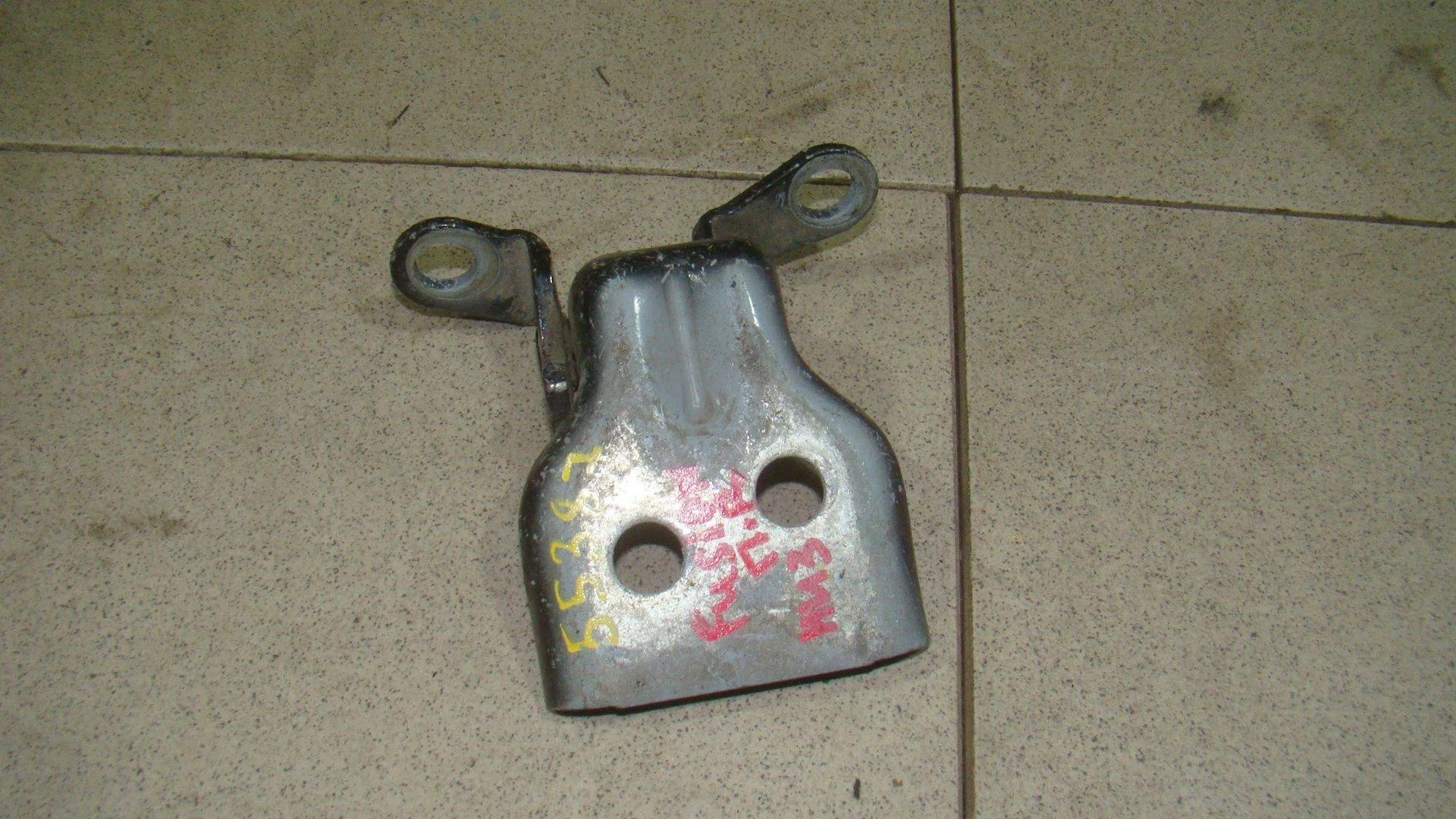 Петля двери передней правой нижняя Ford Fusion 2002-2012