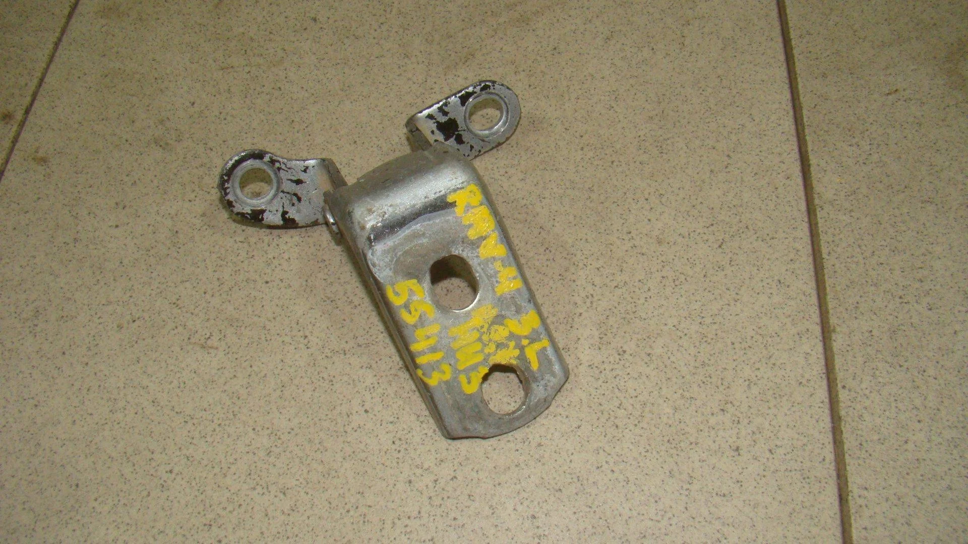 Петля двери задней левой нижняя Toyota RAV4 (XA30) 2005-2012