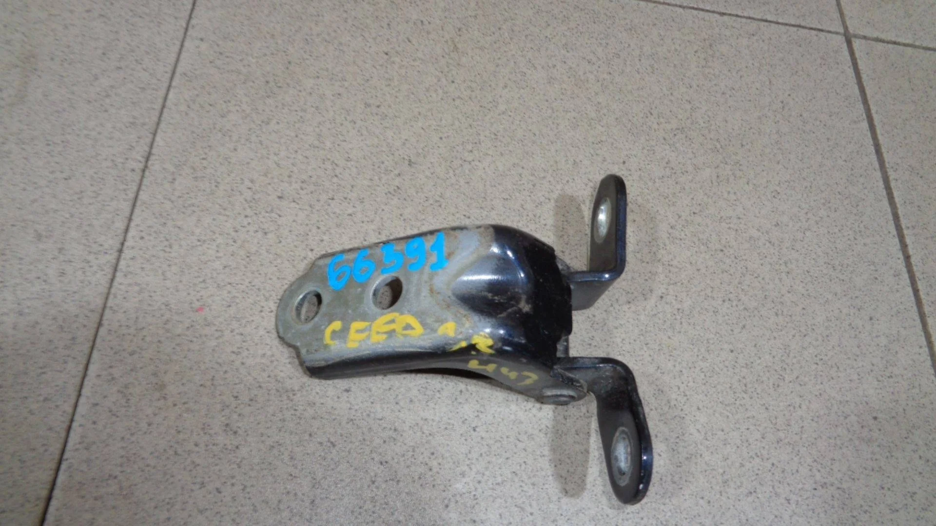 Петля двери задней правой нижняя Kia Ceed I (ED) 2006-2012