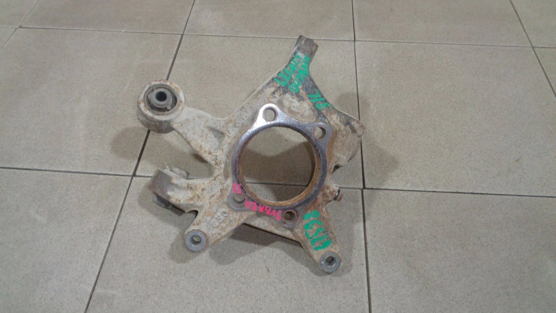 кулак поворотный Subaru Legacy Outback IV (BM/BR) 2009-2014