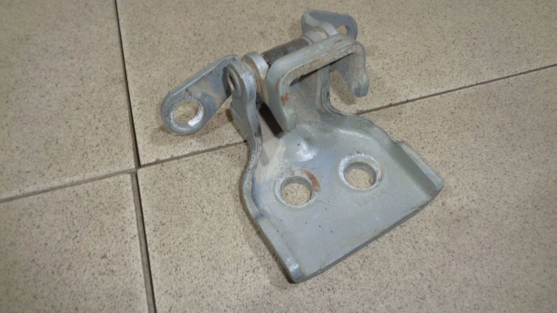 Петля двери передней правой нижняя Ford Fusion 2002-2012