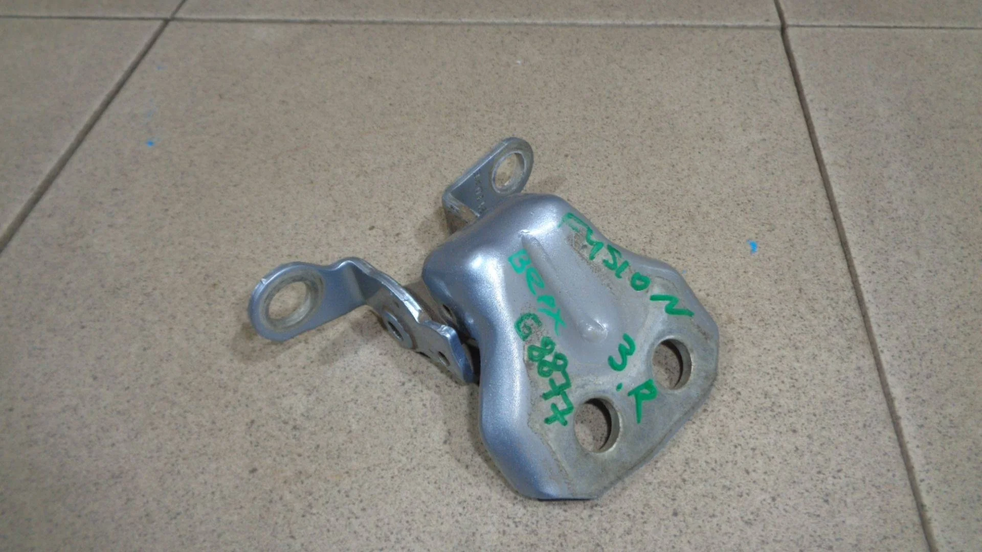 Петля двери задней правой верхняя Ford Fusion 2002-2012