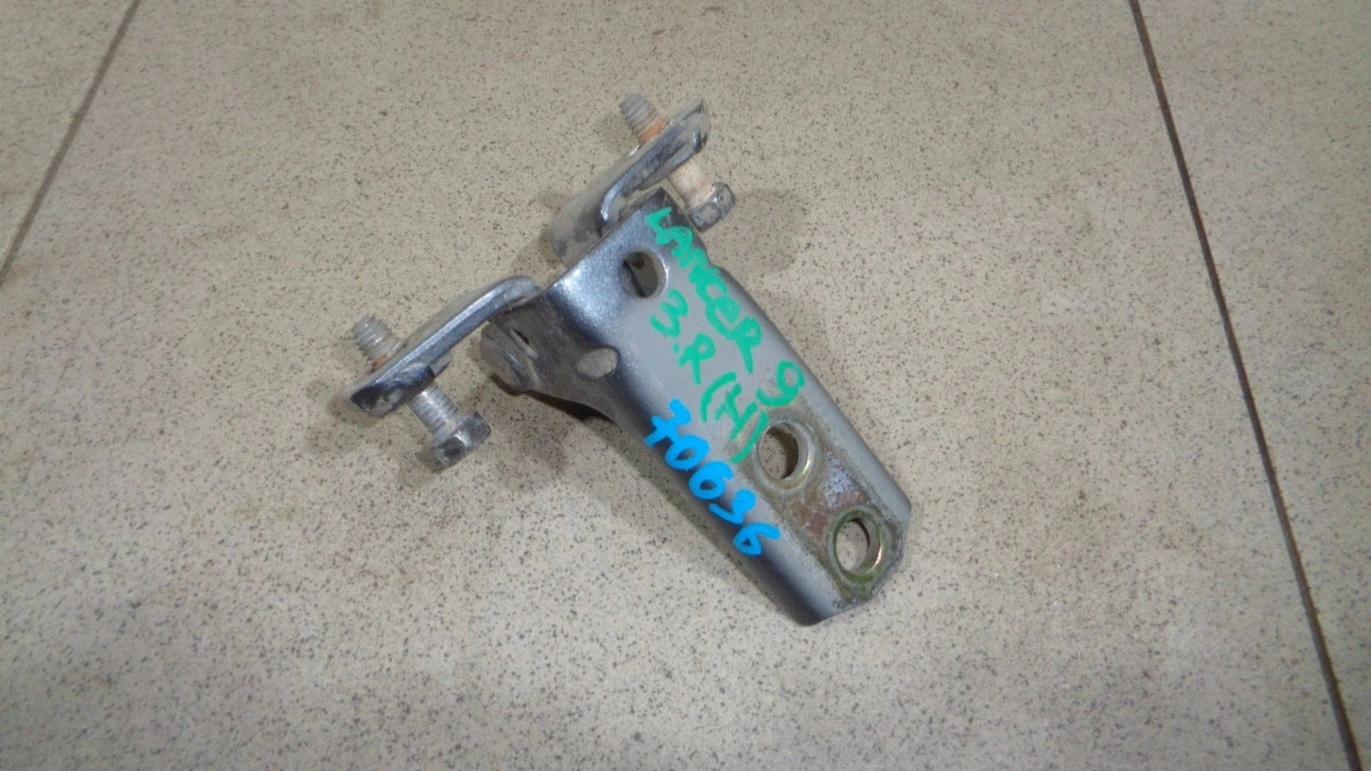 петля двери Mitsubishi Lancer 9 (CS) 2003-2006