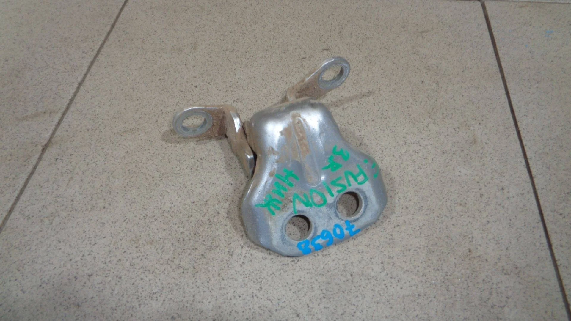 Петля двери задней правой нижняя Ford Fusion 2002-2012