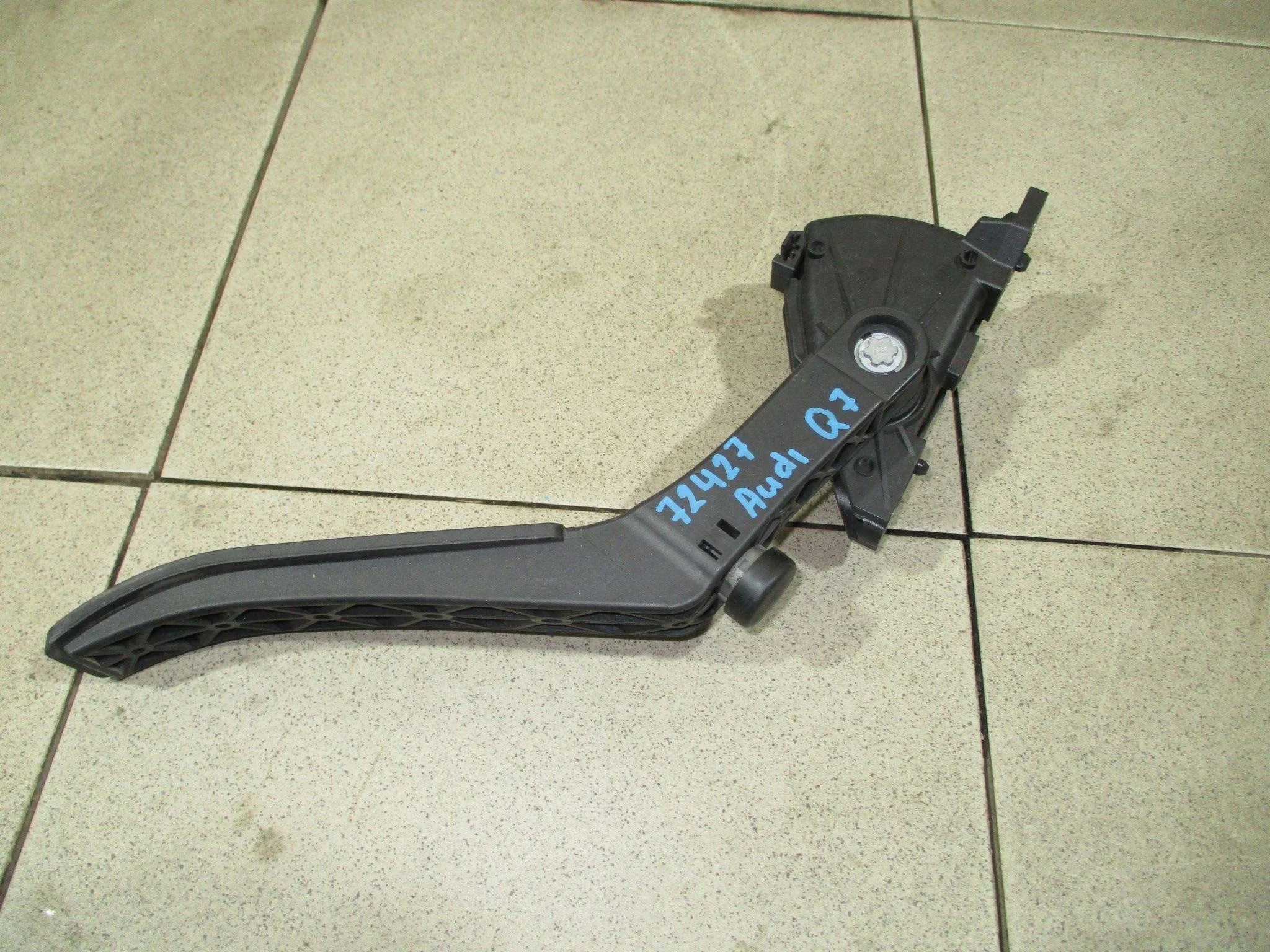 педаль газа Audi Q7 (4L) 2005-2015