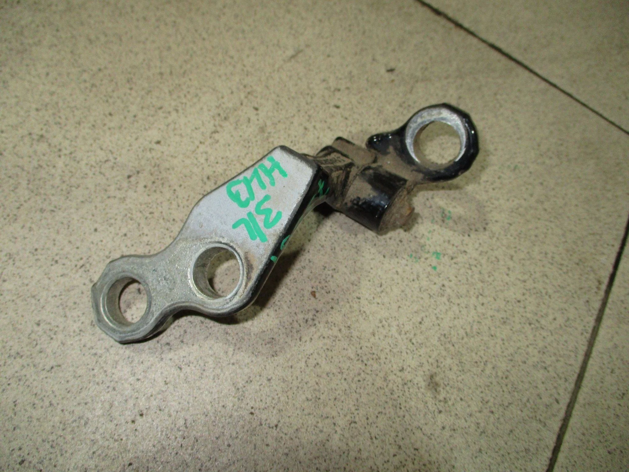 Петля двери задней левой нижняя Ford Focus II 2005-2011