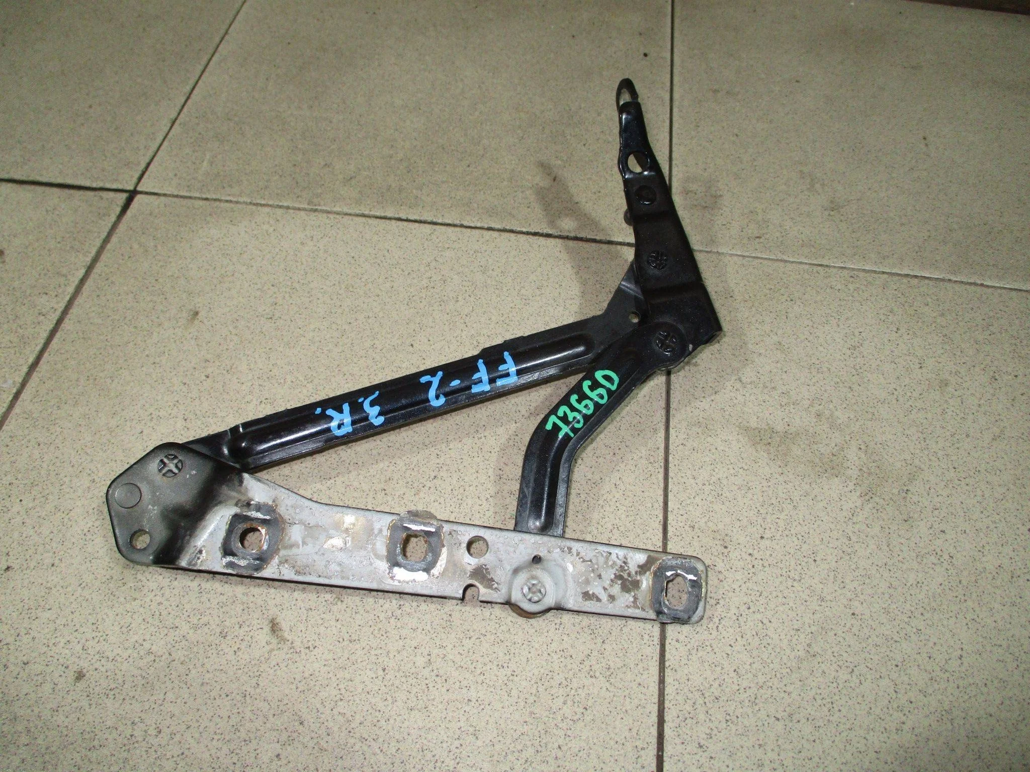 Петля крышки багажника Ford Focus II 2005-2011