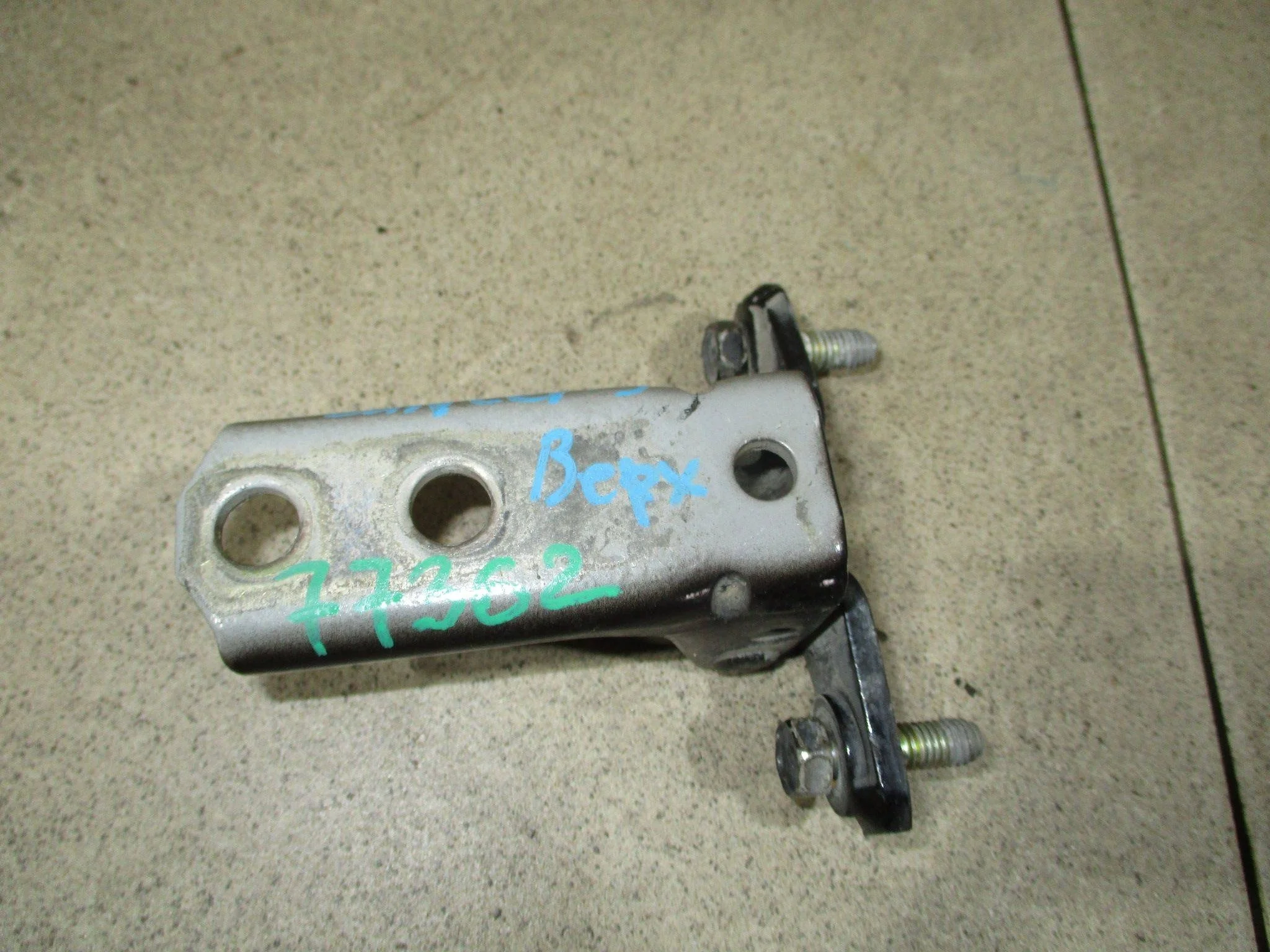 петля двери Mitsubishi Lancer 9 (CS) 2003-2006