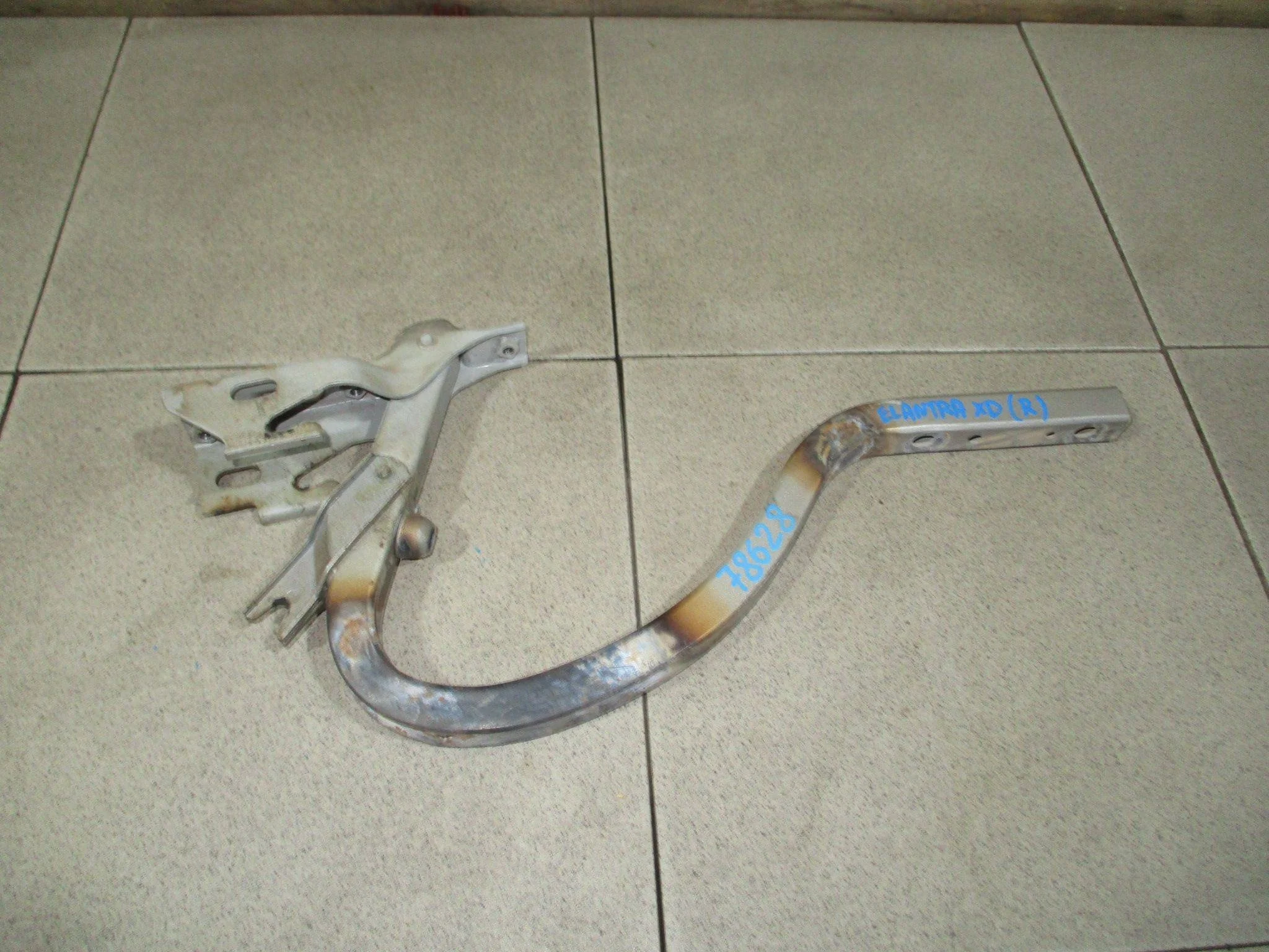Петля крышки багажника Hyundai Elantra (XD) 2000-2006