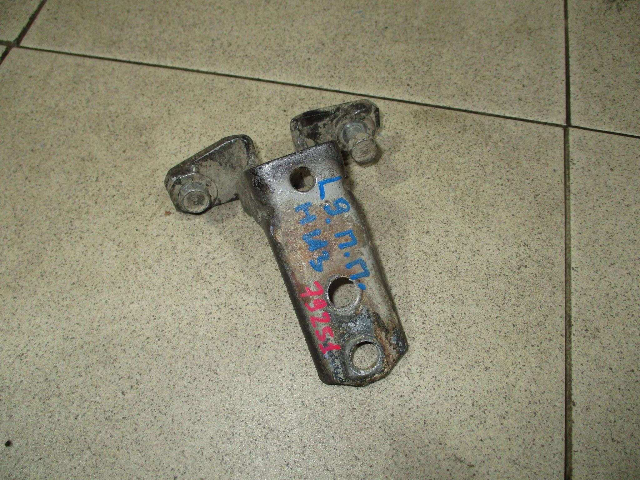 петля двери Mitsubishi Lancer 9 (CS) 2003-2006