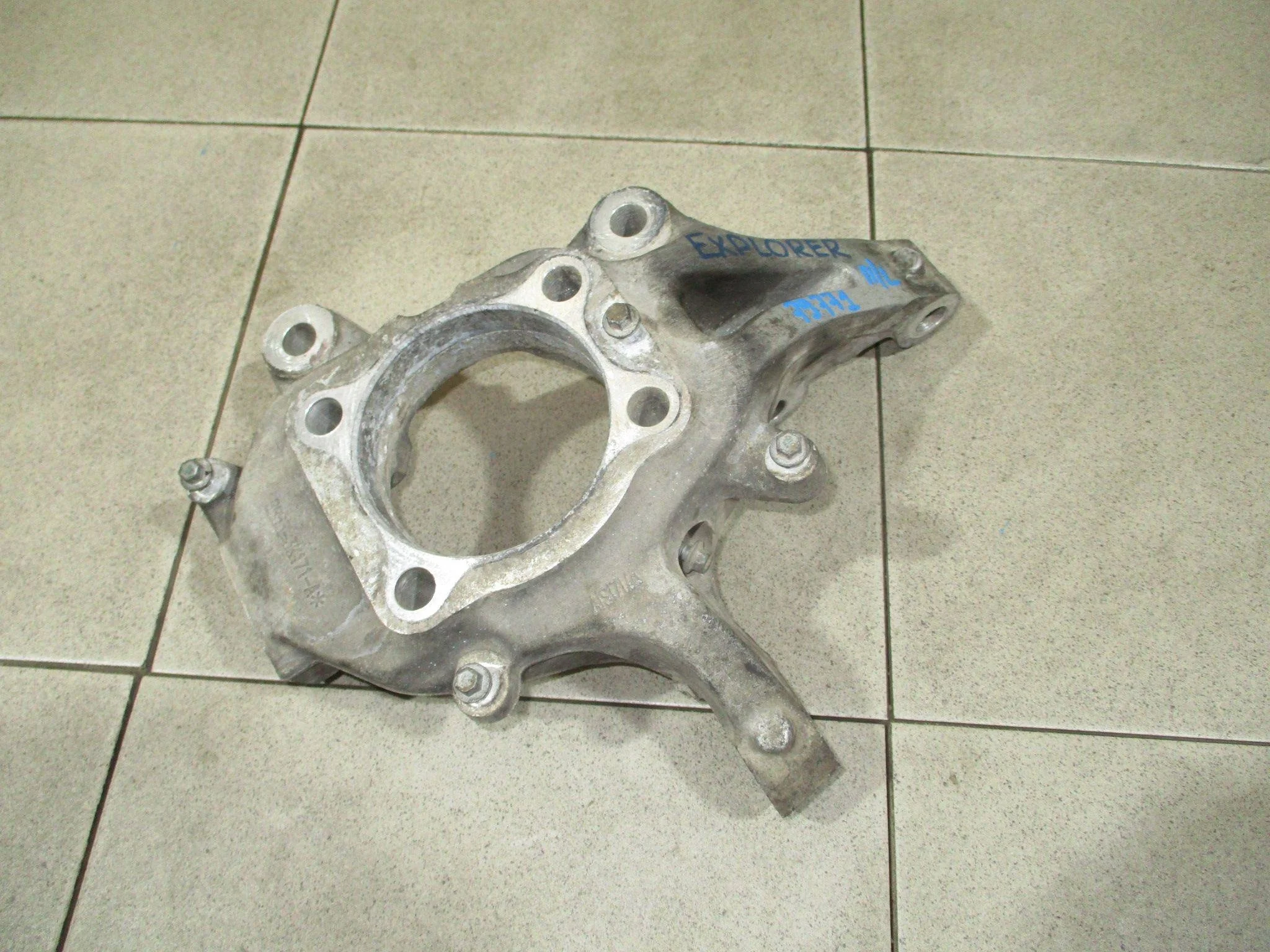 кулак поворотный Ford Explorer V (U502) 2011-2019