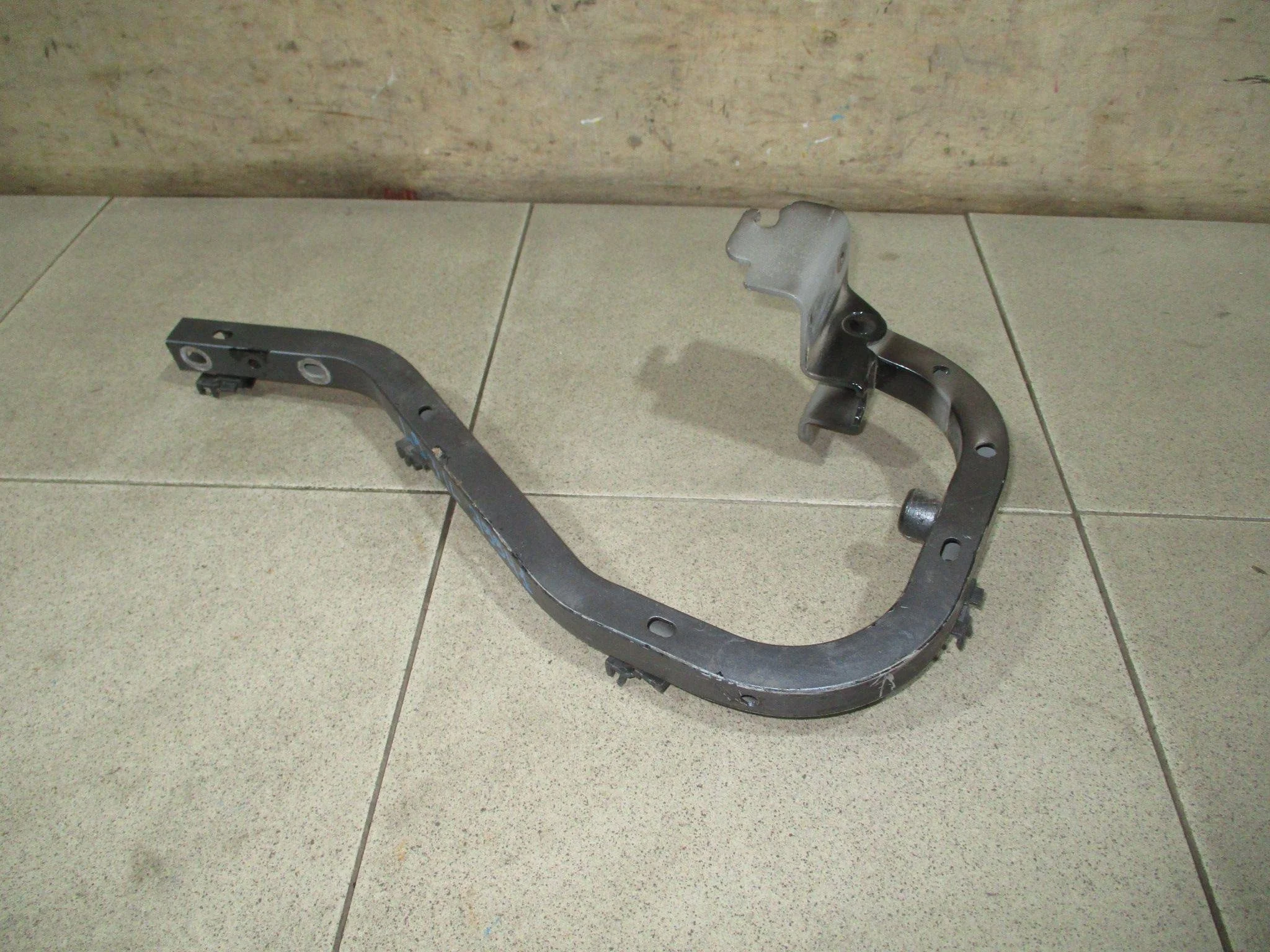 Петля крышки багажника Mitsubishi Lancer 9 (CS) 2003-2006