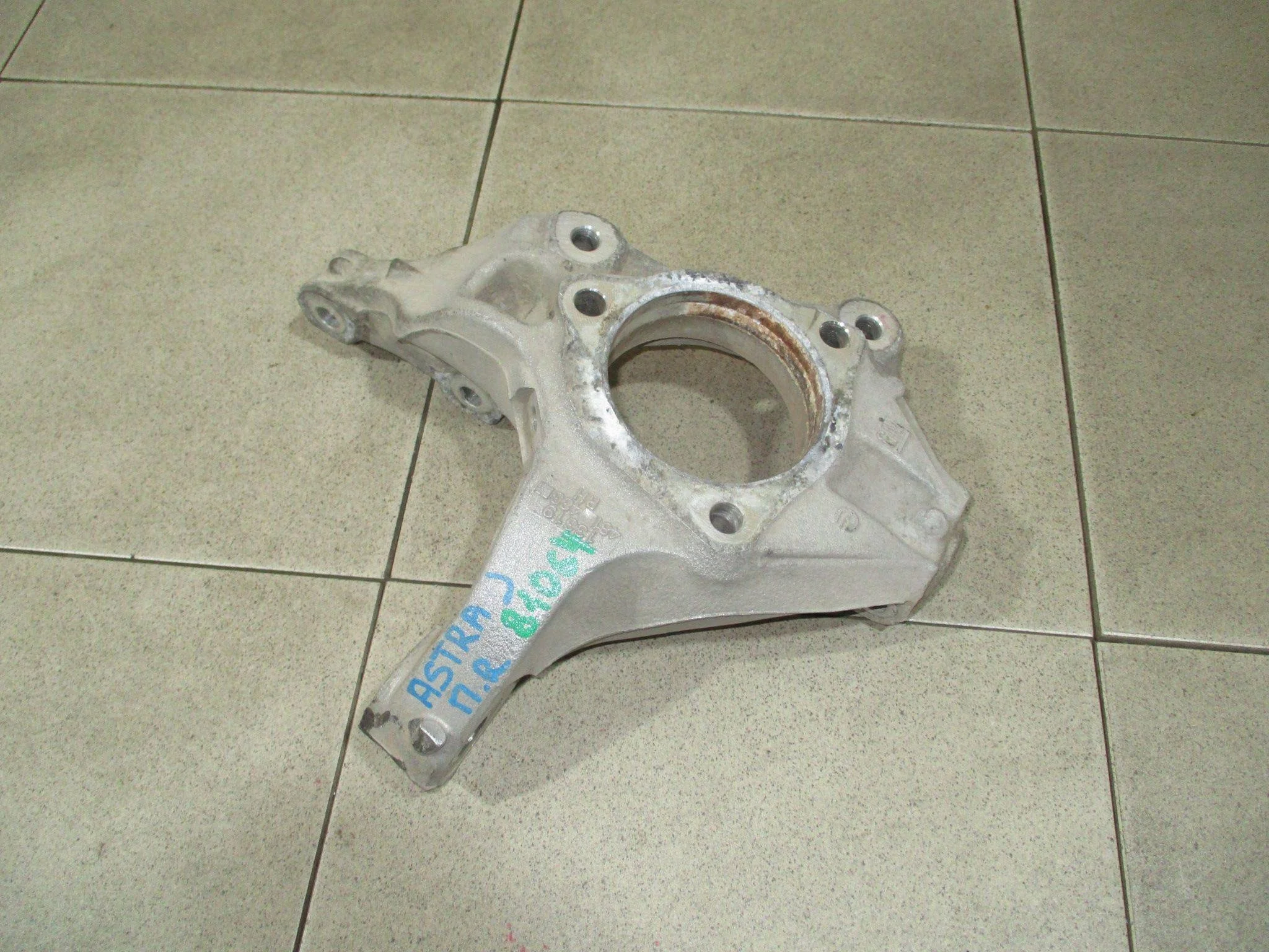 кулак поворотный Opel Astra J 2009-2015