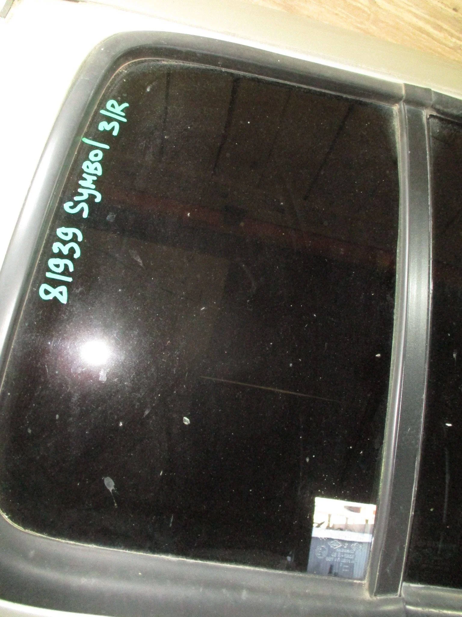 Стекло двери задней правой (форточка) Renault Symbol I 1999-2008
