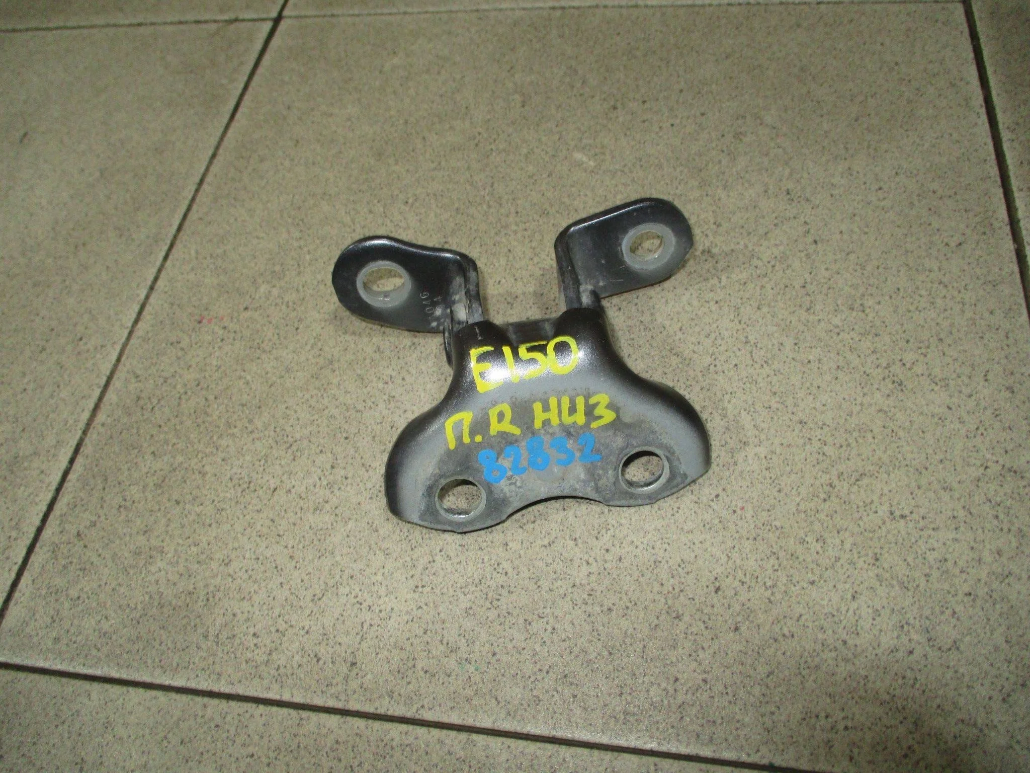 Петля двери передней правой нижняя Toyota Corolla (E150) 2006-2013