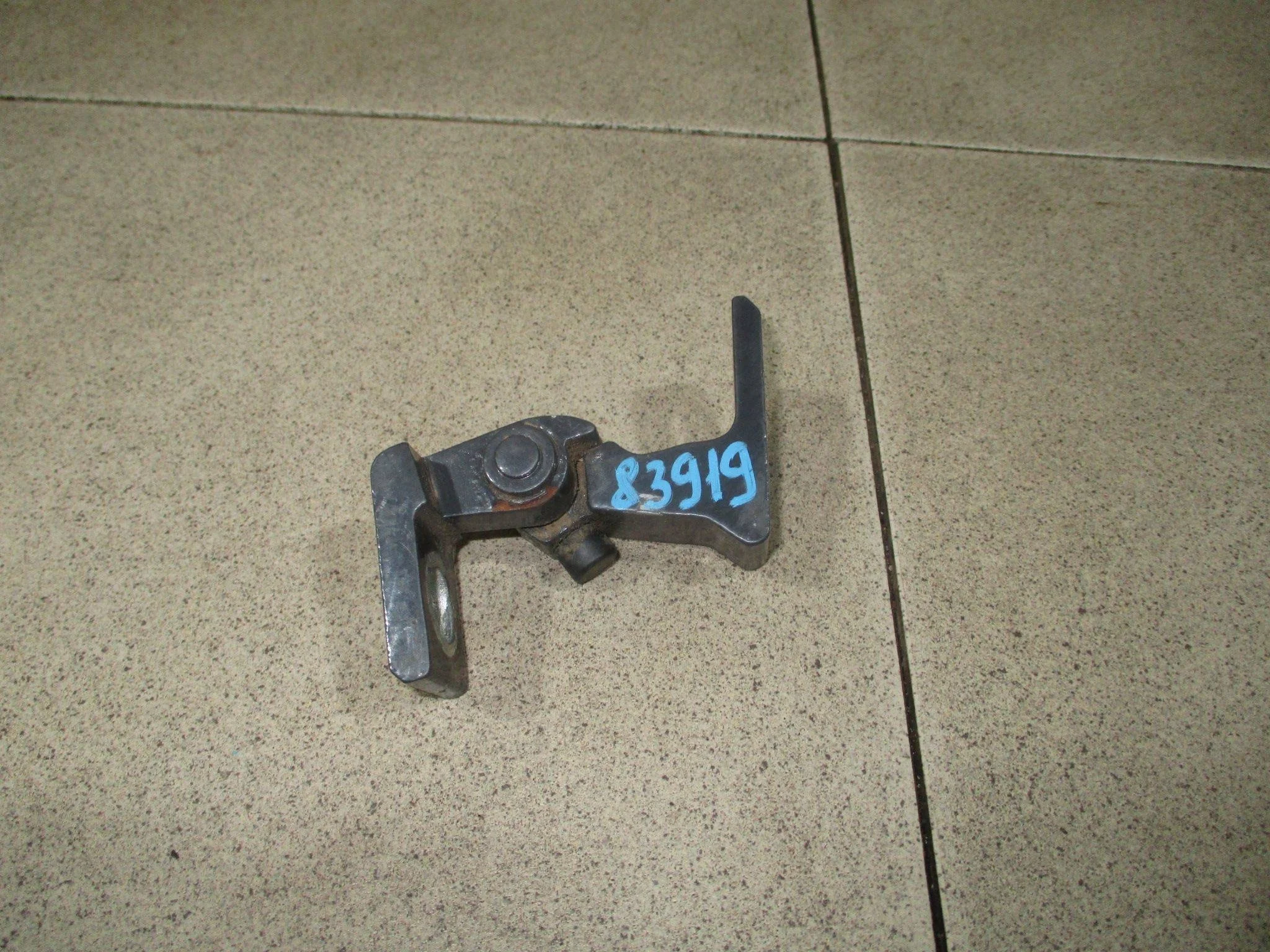 Петля двери VW Polo Sedan 2010-2020