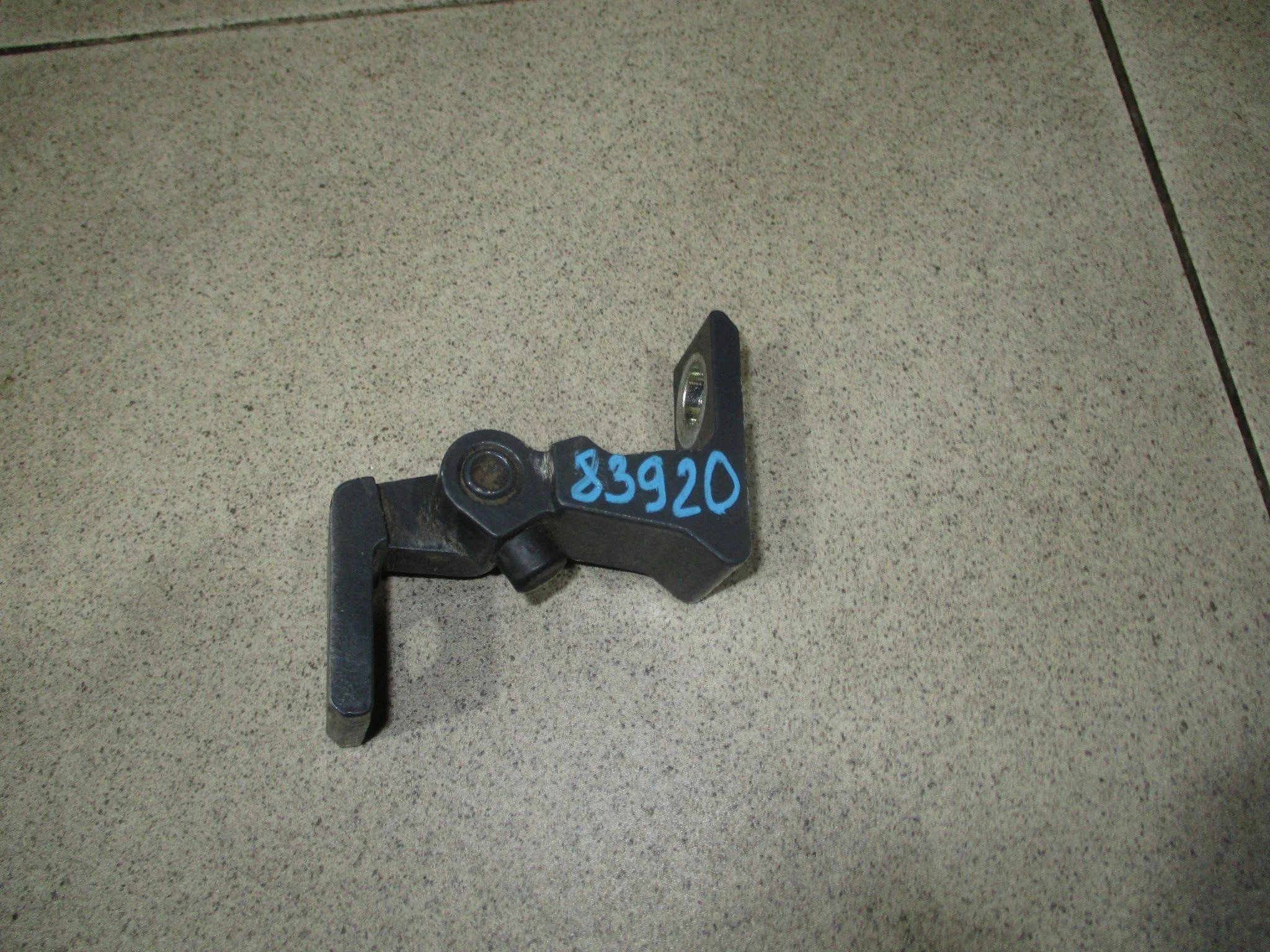 петля двери VW Polo Sedan 2010-2020